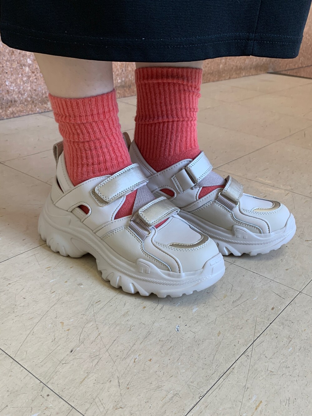 ベージュ系のサンダルを着用したレディースの春コーディネートの2枚目の写真