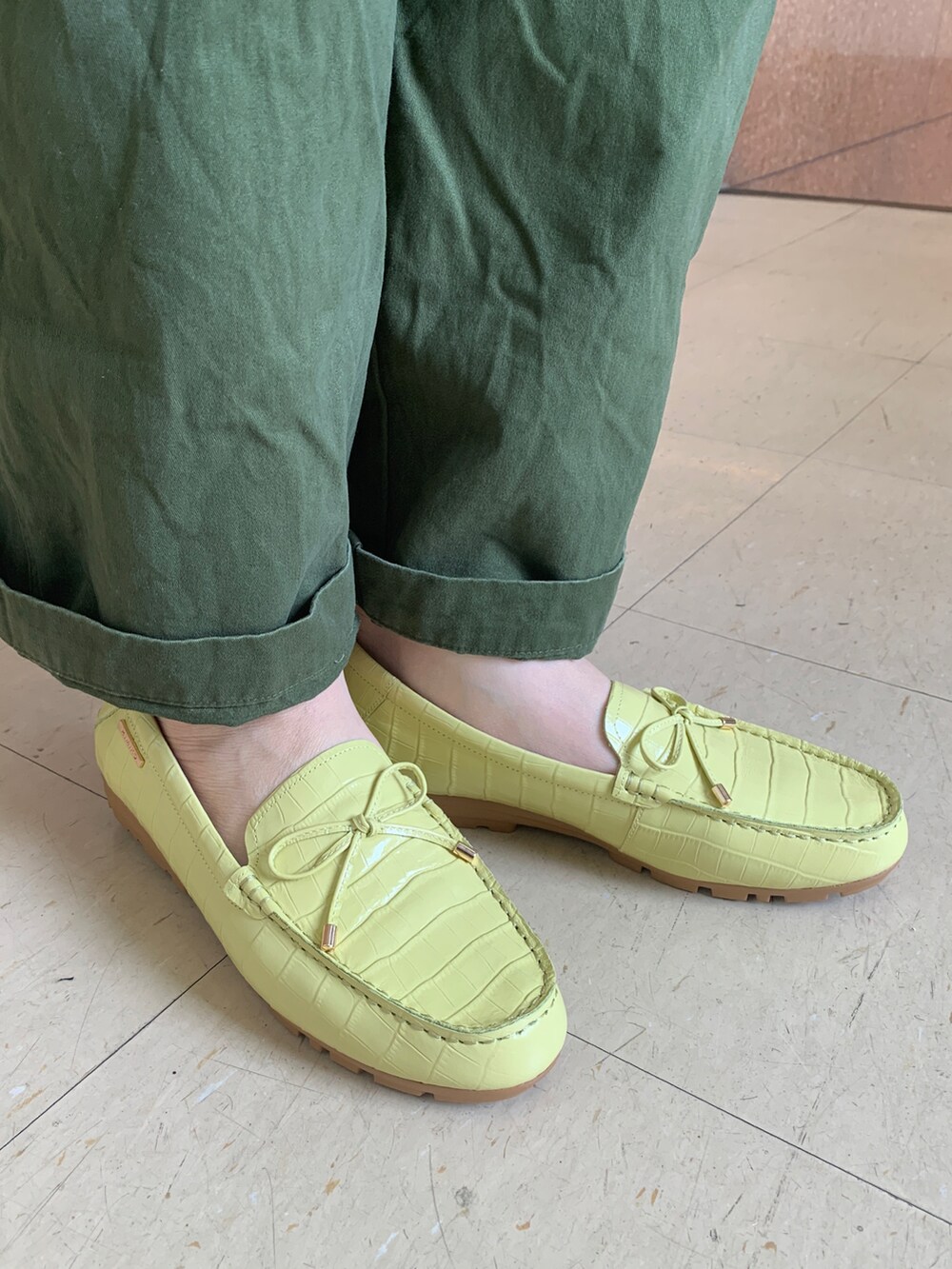 イエロー系のモカシン/デッキシューズを着用したレディースの春コーディネートの2枚目の写真
