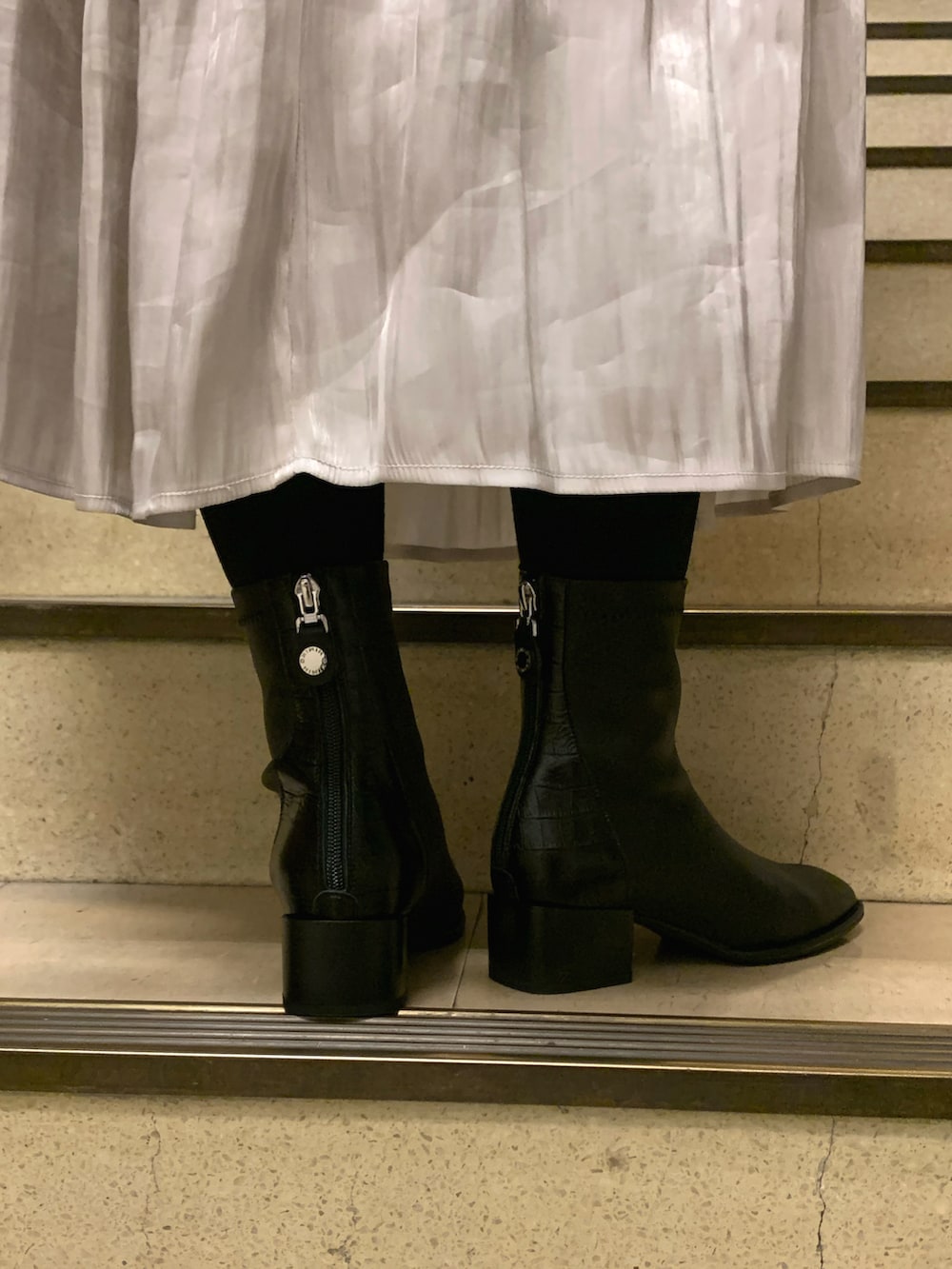 ブラック系のブーツを着用したレディースの秋コーディネートの2枚目の写真