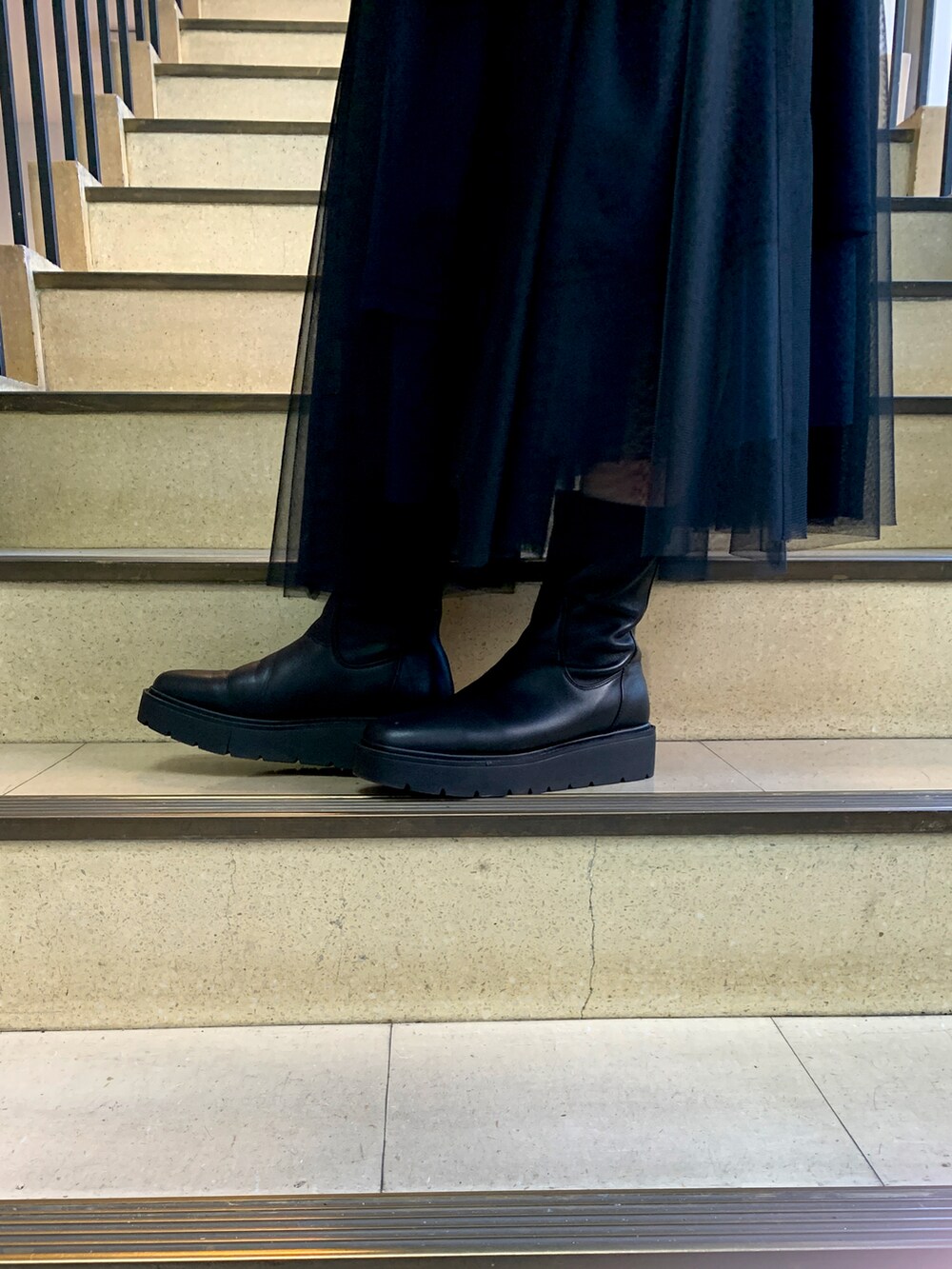 ブラック系のブーツを着用したレディースの秋コーディネートの2枚目の写真