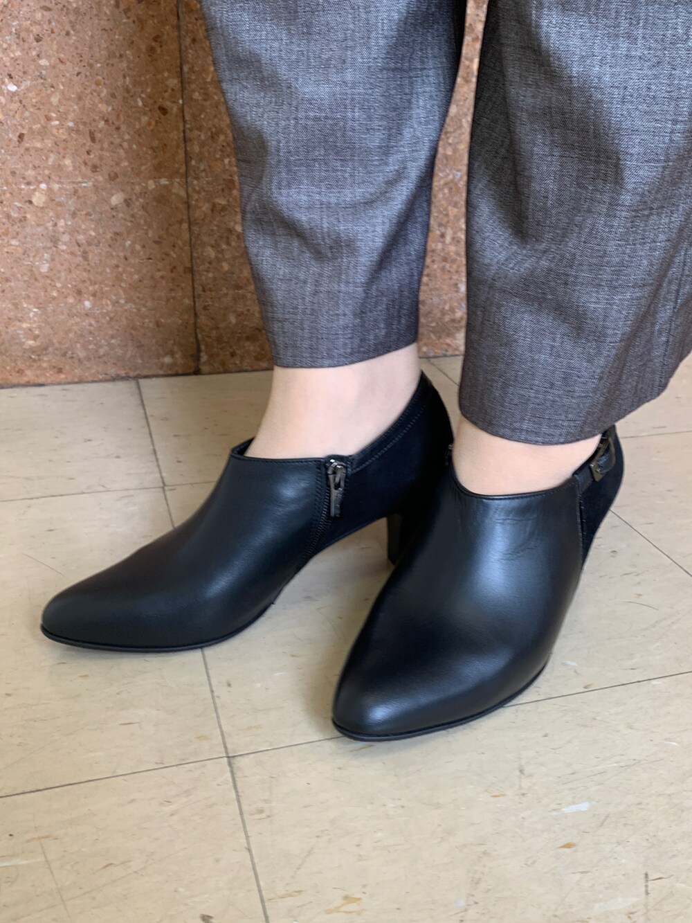 ブラック系のパンプスを着用したレディースの秋コーディネートの2枚目の写真