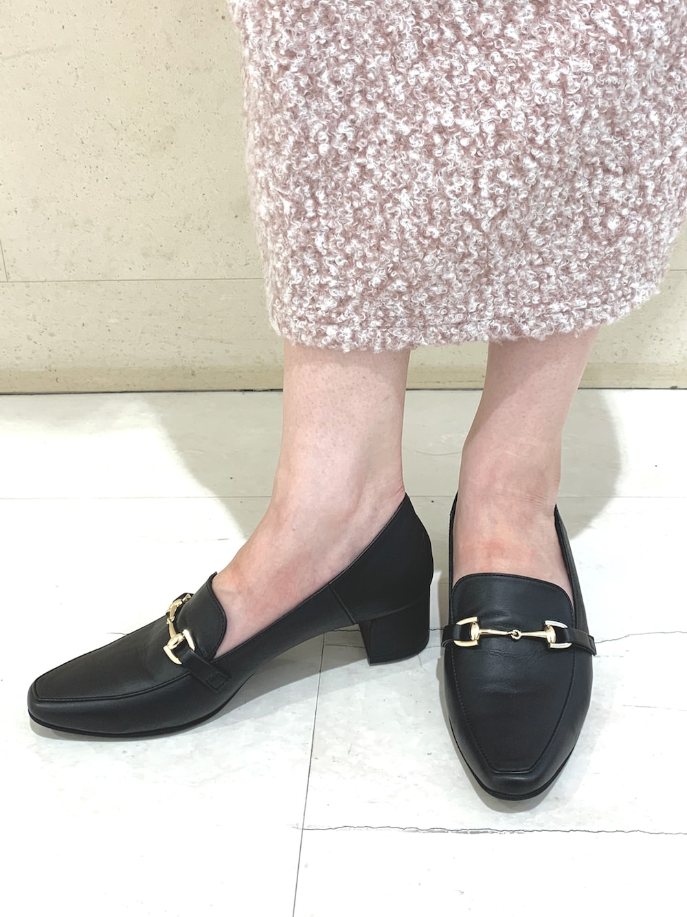 ブラック系のローファーを着用したレディースの秋コーディネートの2枚目の写真