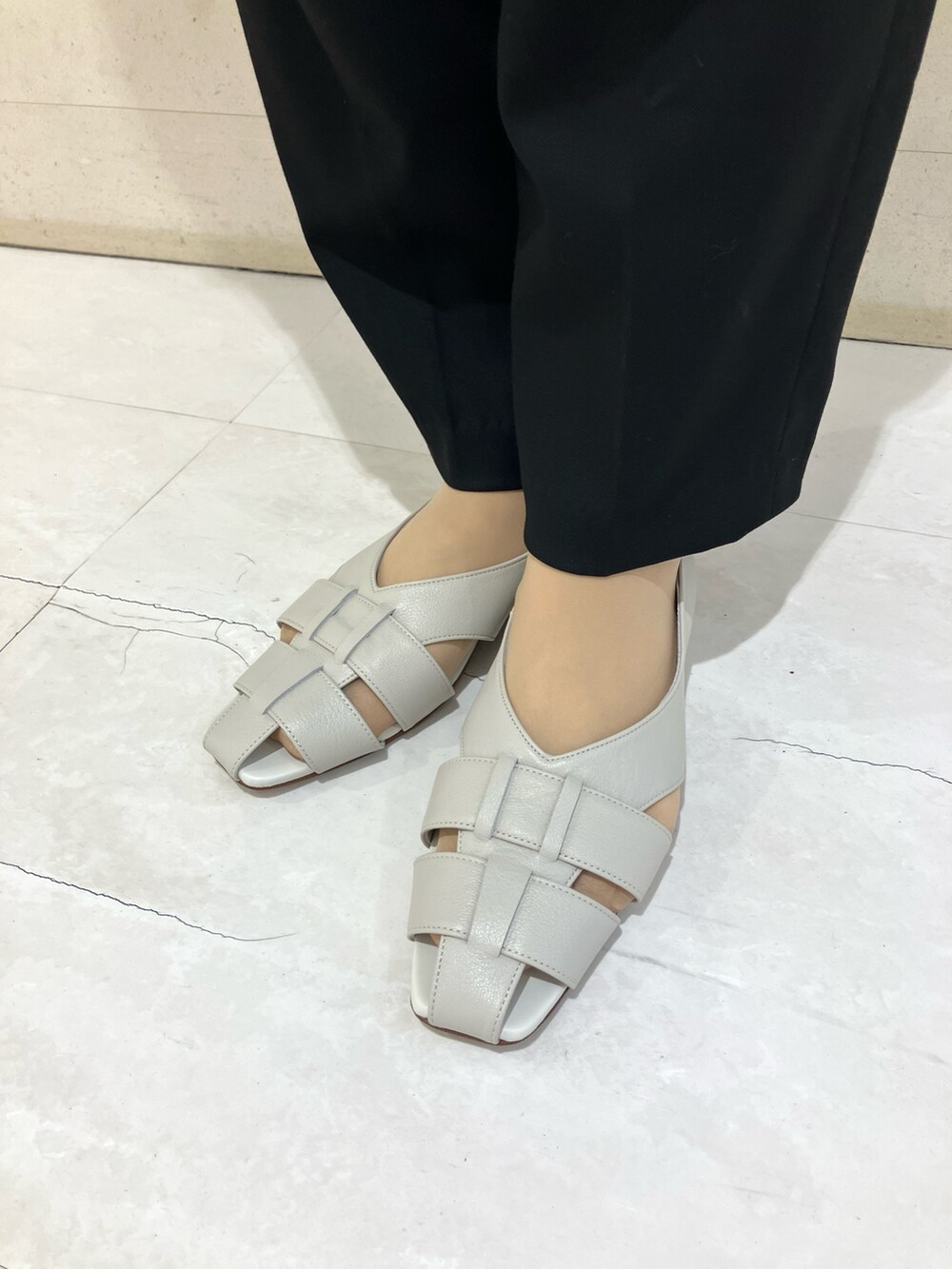 グレー系のパンプスを着用したレディースの春コーディネートの2枚目の写真