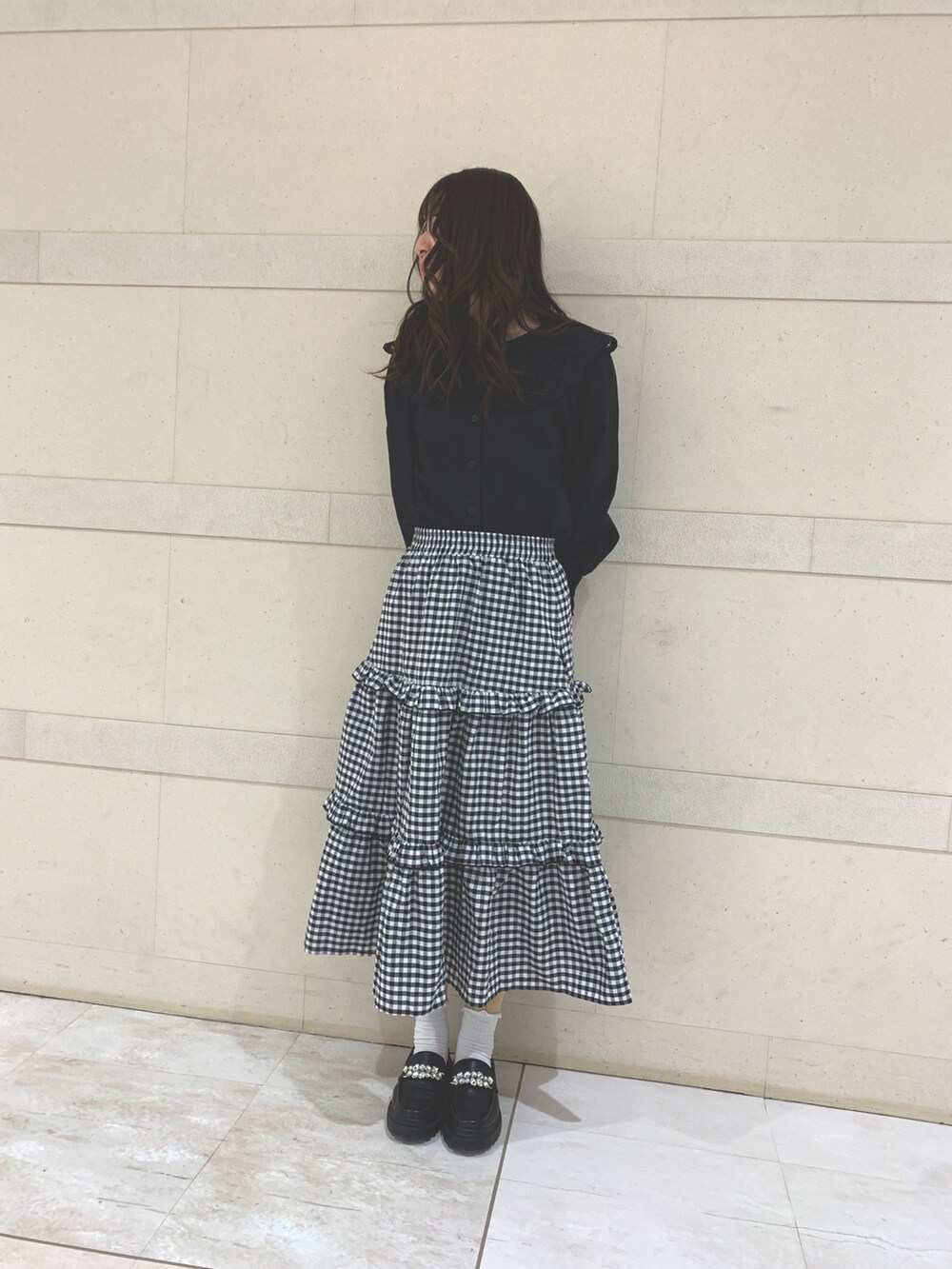 ブラック系のローファーを着用したレディースの春コーディネートの2枚目の写真