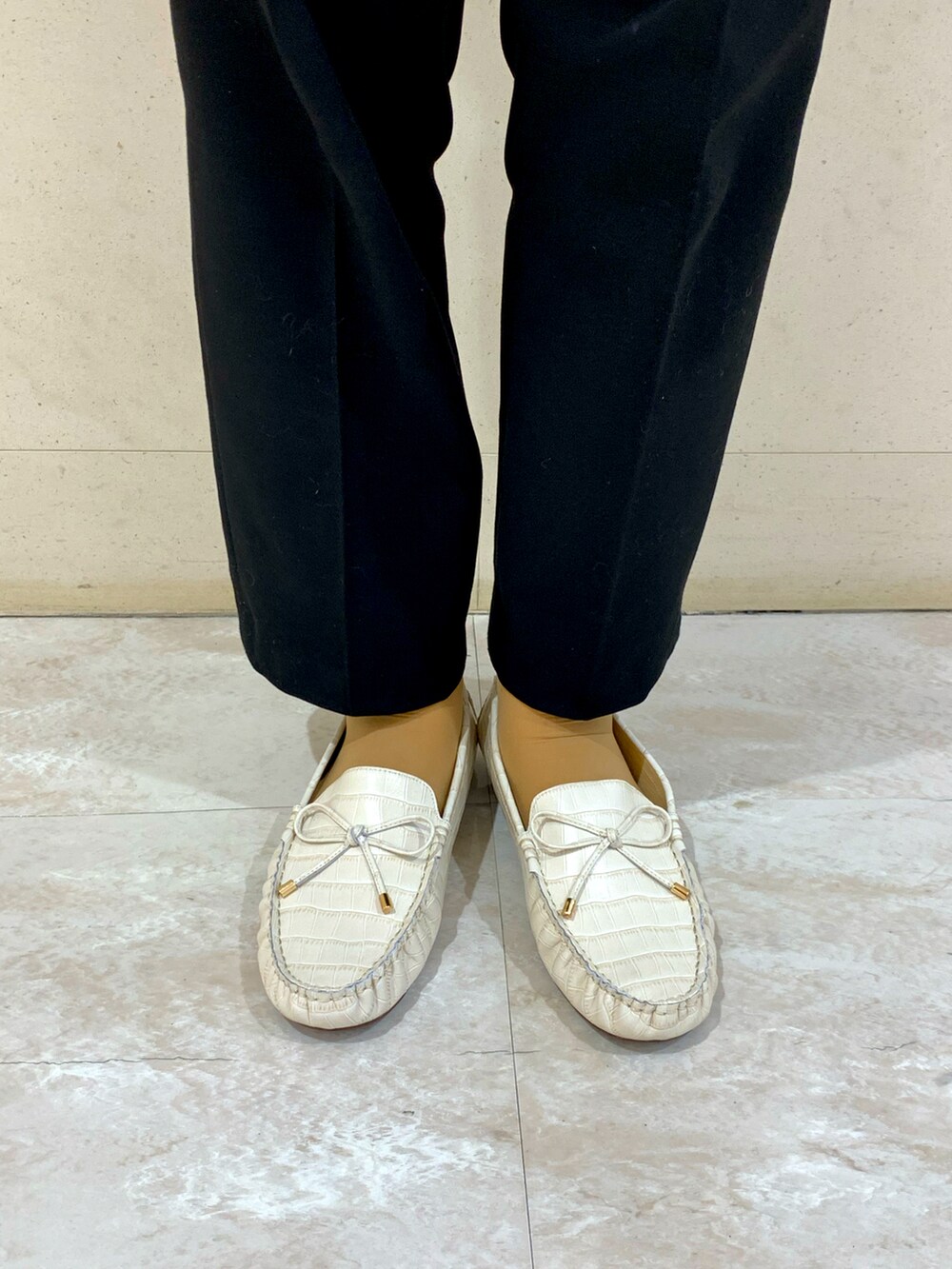 ホワイト系のモカシン/デッキシューズを着用したレディースの夏コーディネートの2枚目の写真