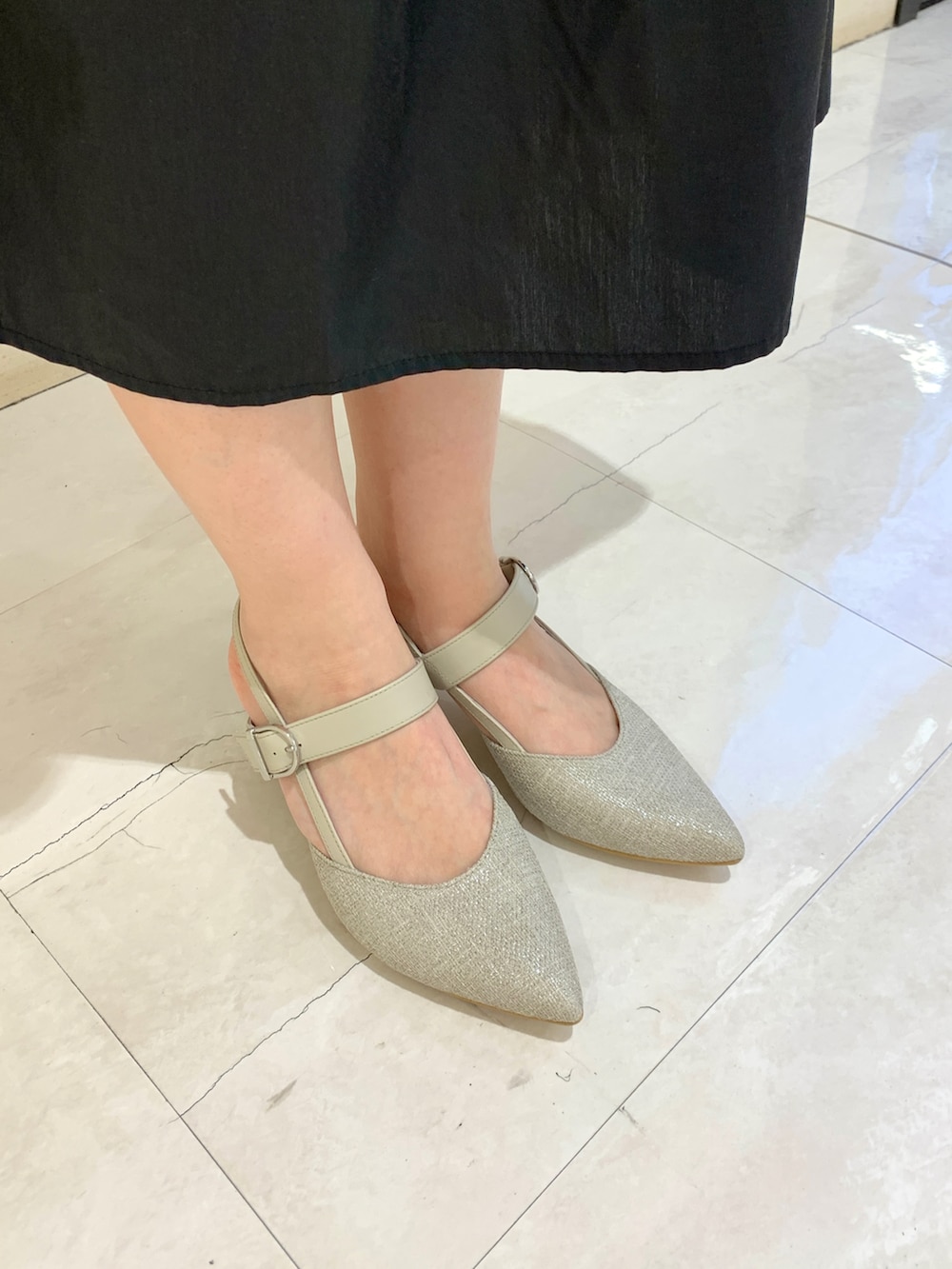 シルバー系のパンプスを着用したレディースの春コーディネートの2枚目の写真