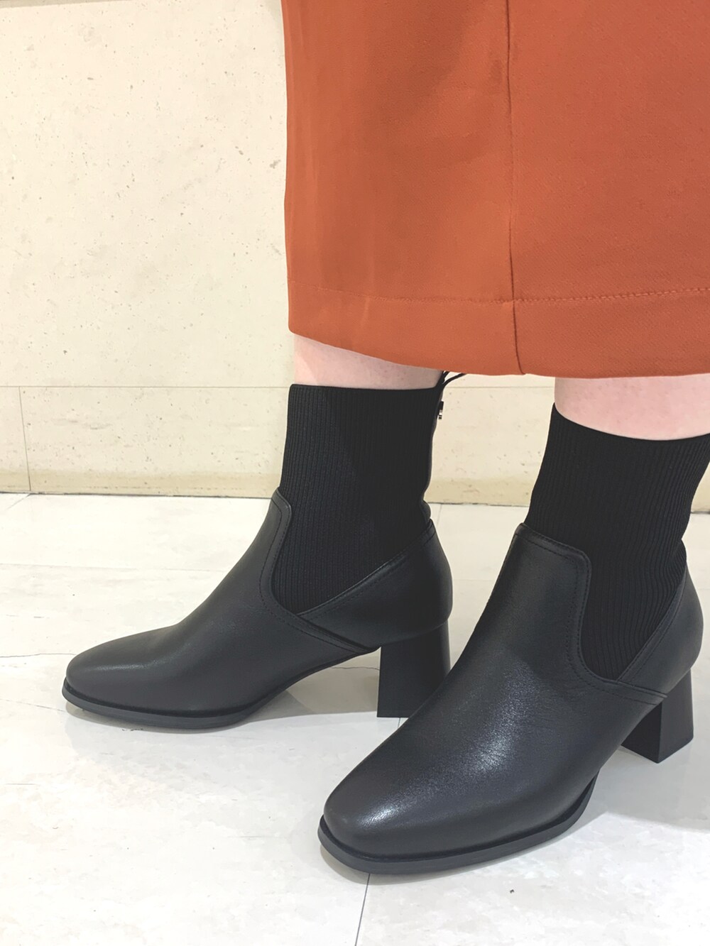 ブラック系のブーツを着用したレディースの秋コーディネートの2枚目の写真