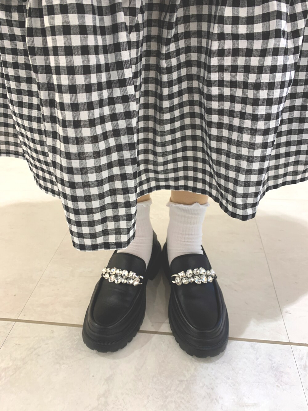 ブラック系のローファーを着用したレディースの春コーディネートの3枚目の写真