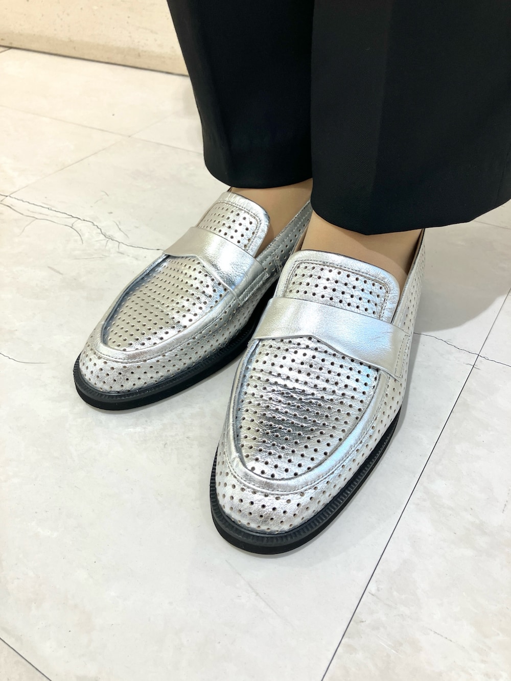 シルバー系のローファーを着用したレディースの春コーディネートの2枚目の写真