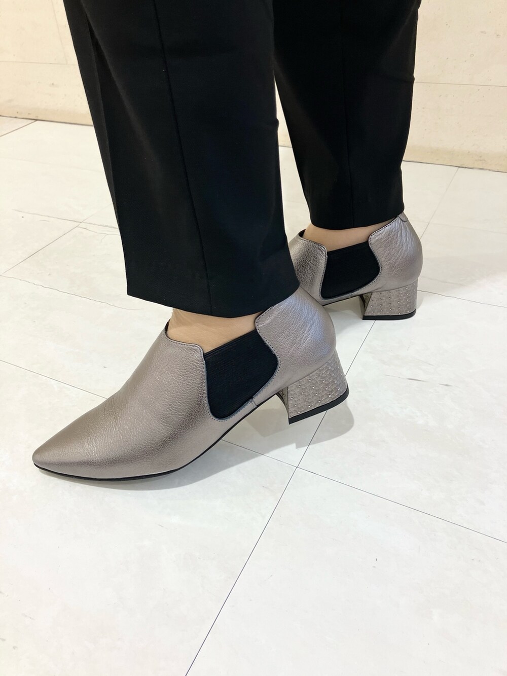 その他のパンプスを着用したレディースの秋コーディネートの2枚目の写真