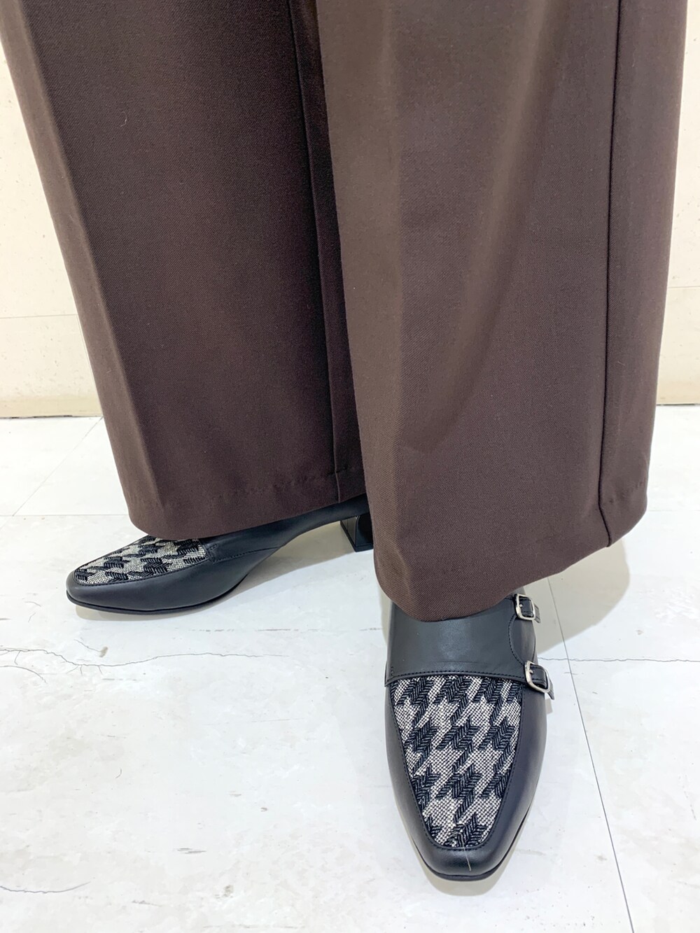 ブラック系のパンプスを着用したレディースの冬コーディネートの2枚目の写真