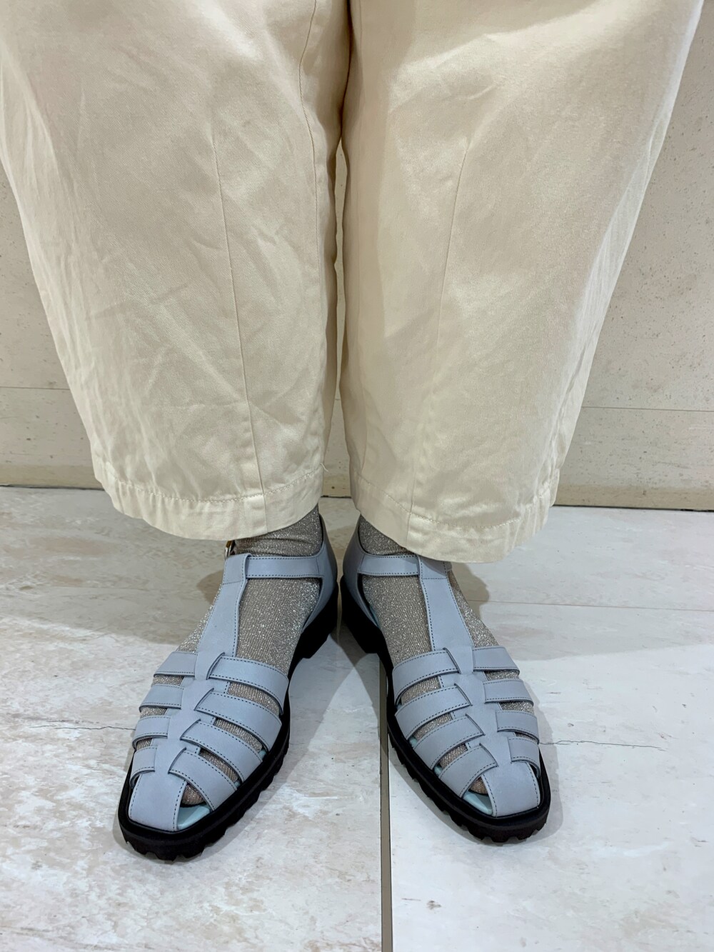 ブルー系のサンダルを着用したレディースの春コーディネートの2枚目の写真