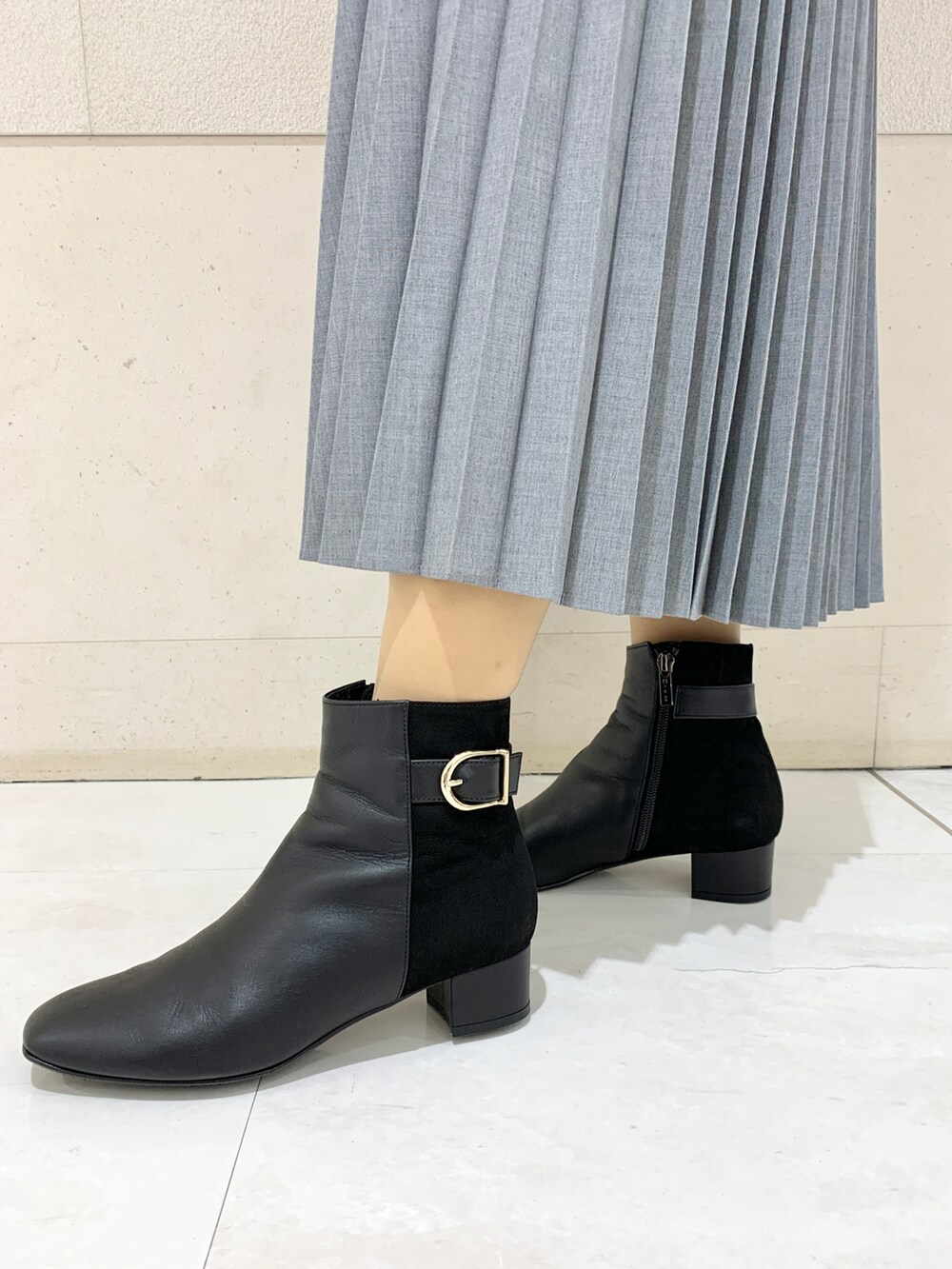 ブラック系のブーツを着用したレディースの冬コーディネートの2枚目の写真