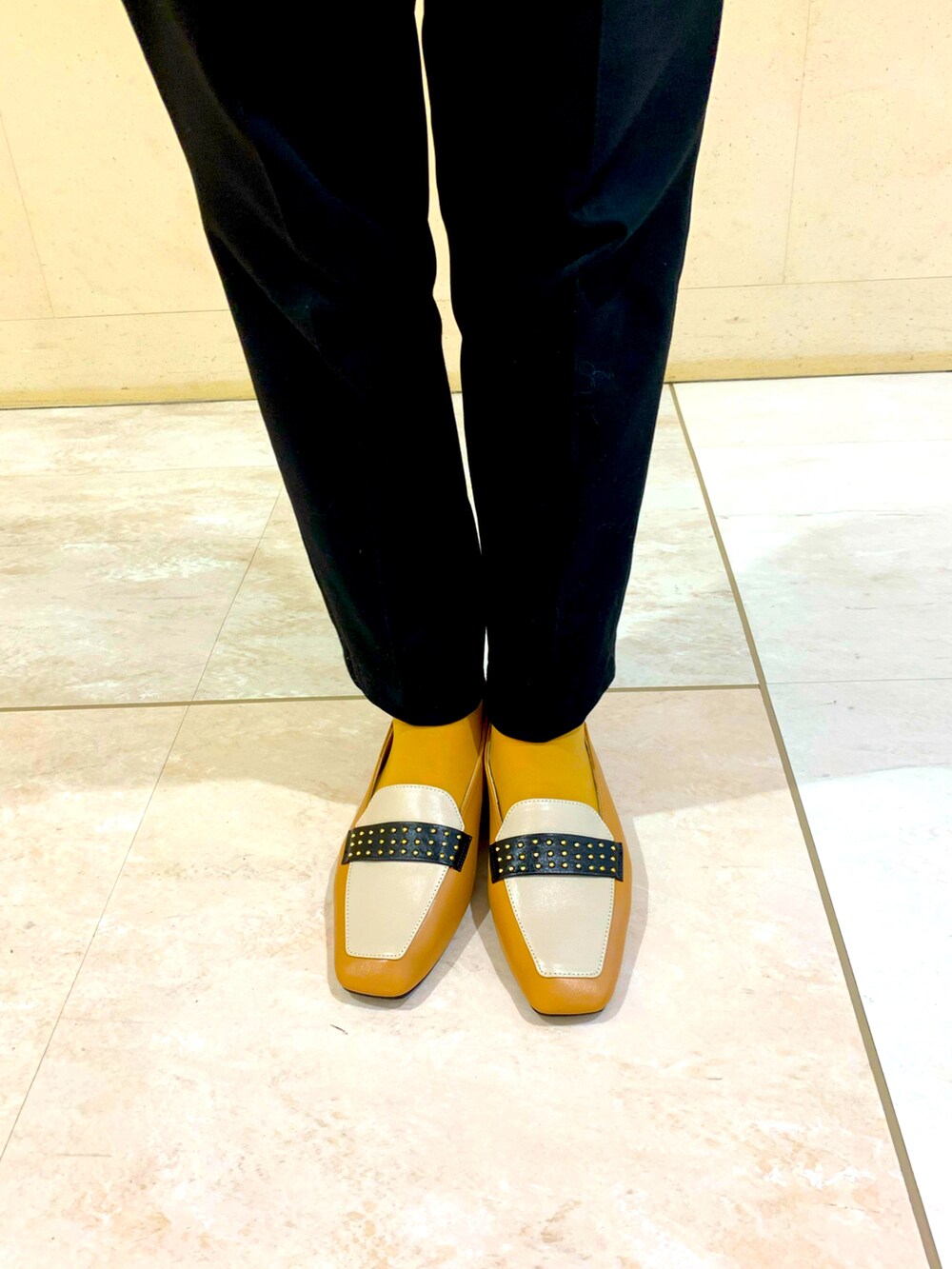 ベージュ系のローファーを着用したレディースの秋コーディネートの2枚目の写真