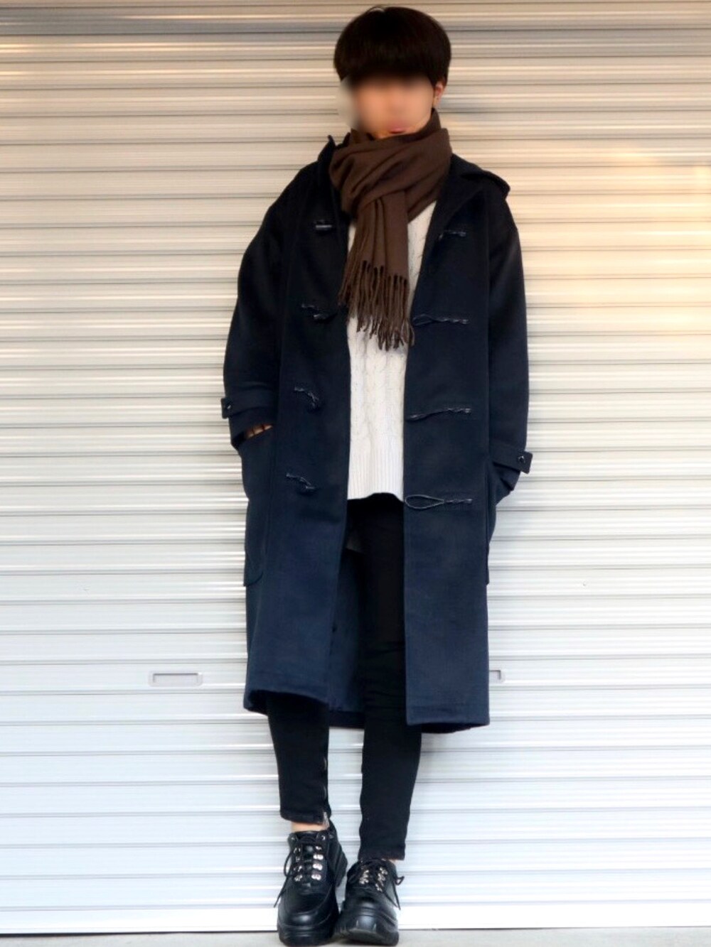 グレー系のニット/セーター、ブラック系のその他パンツ、ブラック系のスニーカーを着用したメンズの秋コーディネートの2枚目の写真