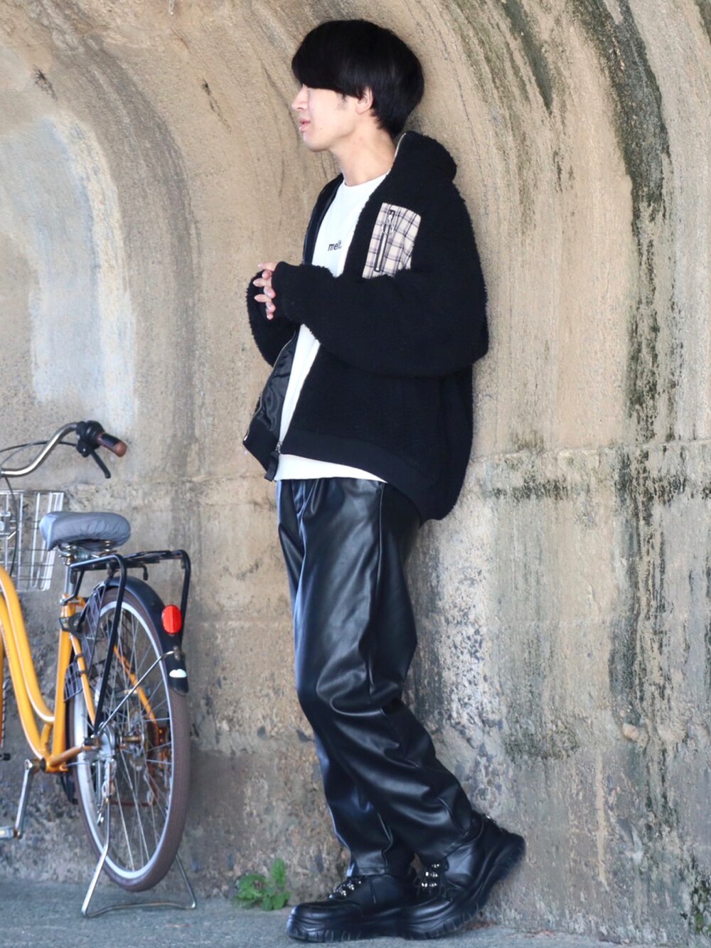 ブラック系のブルゾン、ベージュ系のスウェット、ブラック系のその他パンツを着用したメンズの冬コーディネートの2枚目の写真