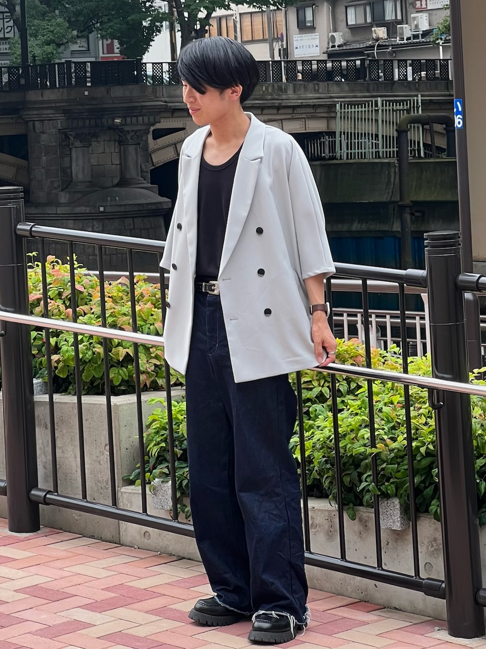 「夏コーデ、メンズコーデ、休日コーデ、デニムパンツ、デニムコーデ、きれいめカジュアル、テーラードジャケット、ワイドパンツ、ビッグシルエット、レイヤードスタイル、おでかけコーデ、夏、プチプラ、大人コーデ、大人カジュアル」｜「ONCILYのCUT OFF STRAIGHT DENIM PANTS / カットオフストレートデニムパンツ（デニムパンツ、ブルー系）」を使った、Shinさん（メンズ・178cm）の夏コーディネートの2枚目の写真