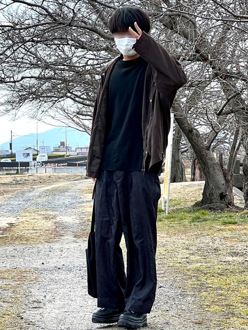 「カジュアルコーデ、カジュアル、ラフ、ラクチンコーデ、マウンテンパーカー、レイヤードスタイル、ビッグシルエット、春コーデ、春、ootd、outfit、スニーカー、ワイドパンツ、今日のコーデ、シンプル」｜「Ellno Losetのアームスリットバイカラーニット（ニット/セーター、ブラック系）」を使った、Shinさん（メンズ・178cm）の春コーディネートの2枚目の写真