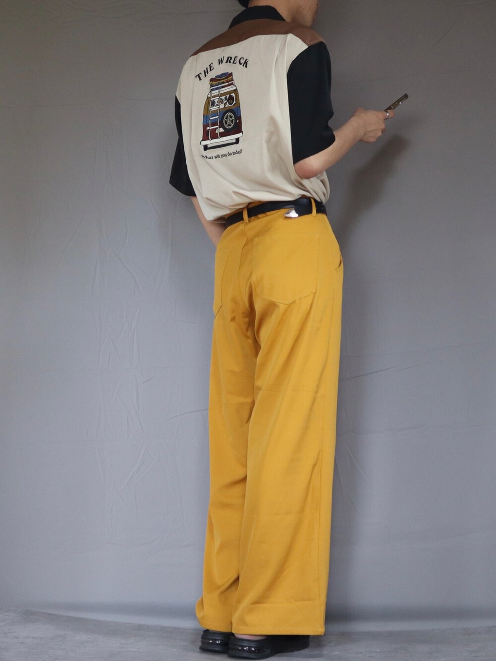 ベージュ系のトップス、イエロー系のその他パンツ、ブラック系のサンダルを着用したメンズの春コーディネートの2枚目の写真