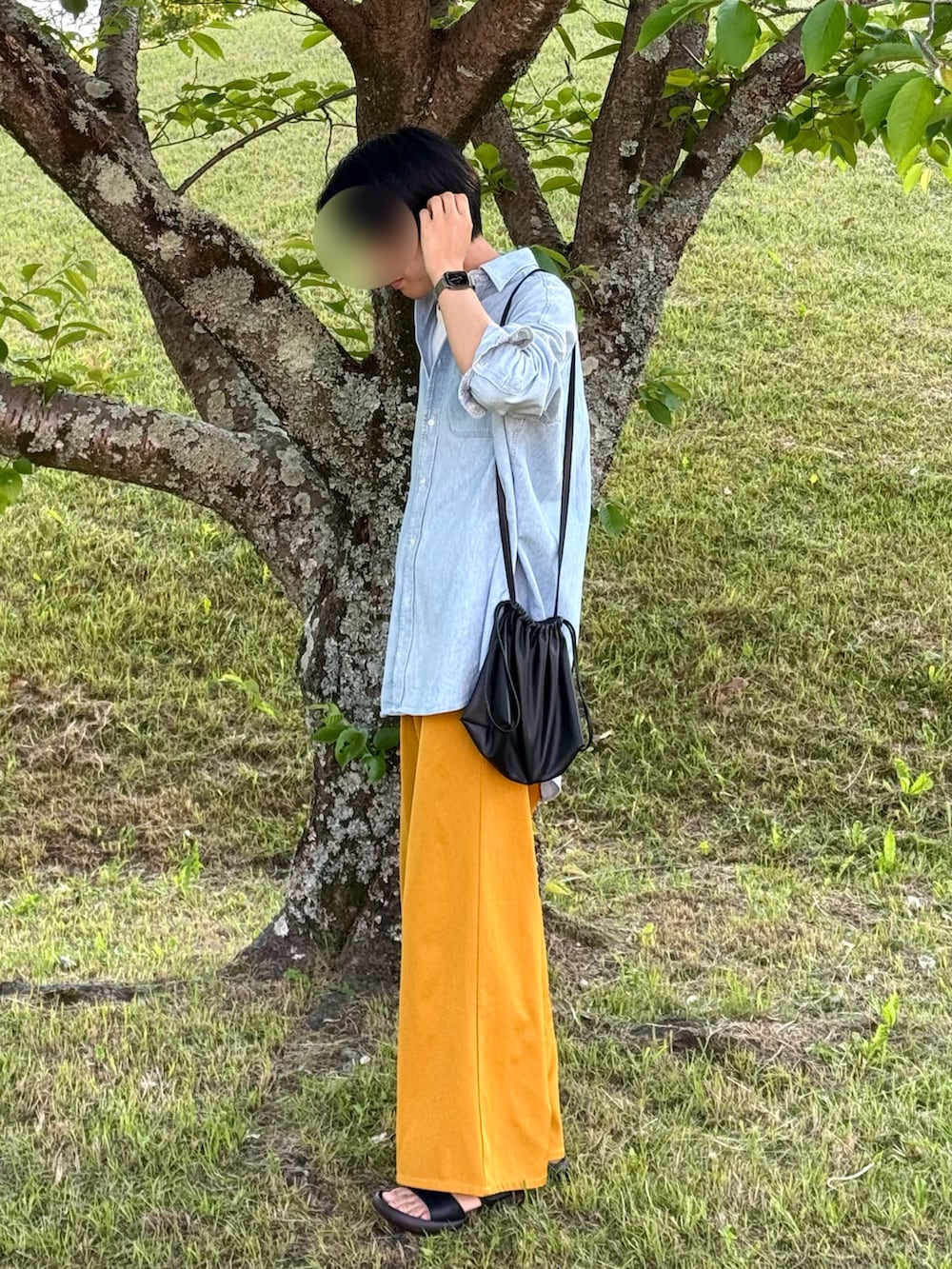 ブルー系のシャツ/ブラウス、イエロー系のその他パンツ、ブラック系のショルダーバッグを着用したメンズの夏コーディネートの2枚目の写真