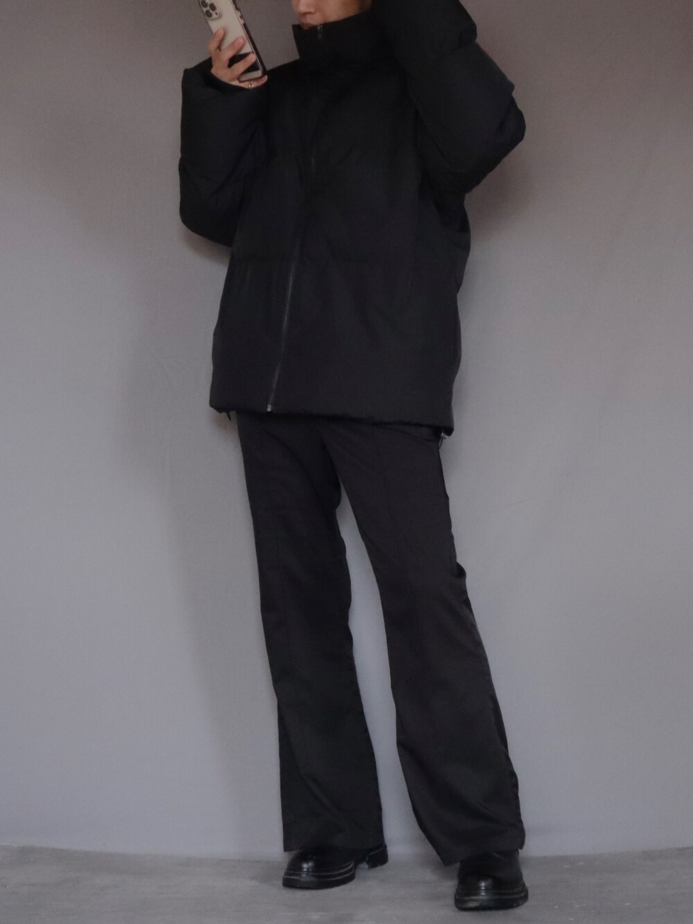 ブラック系のTシャツ/カットソー、ブラック系のダウンジャケット/コート、ブラック系のその他パンツを着用したメンズの冬コーディネートの2枚目の写真