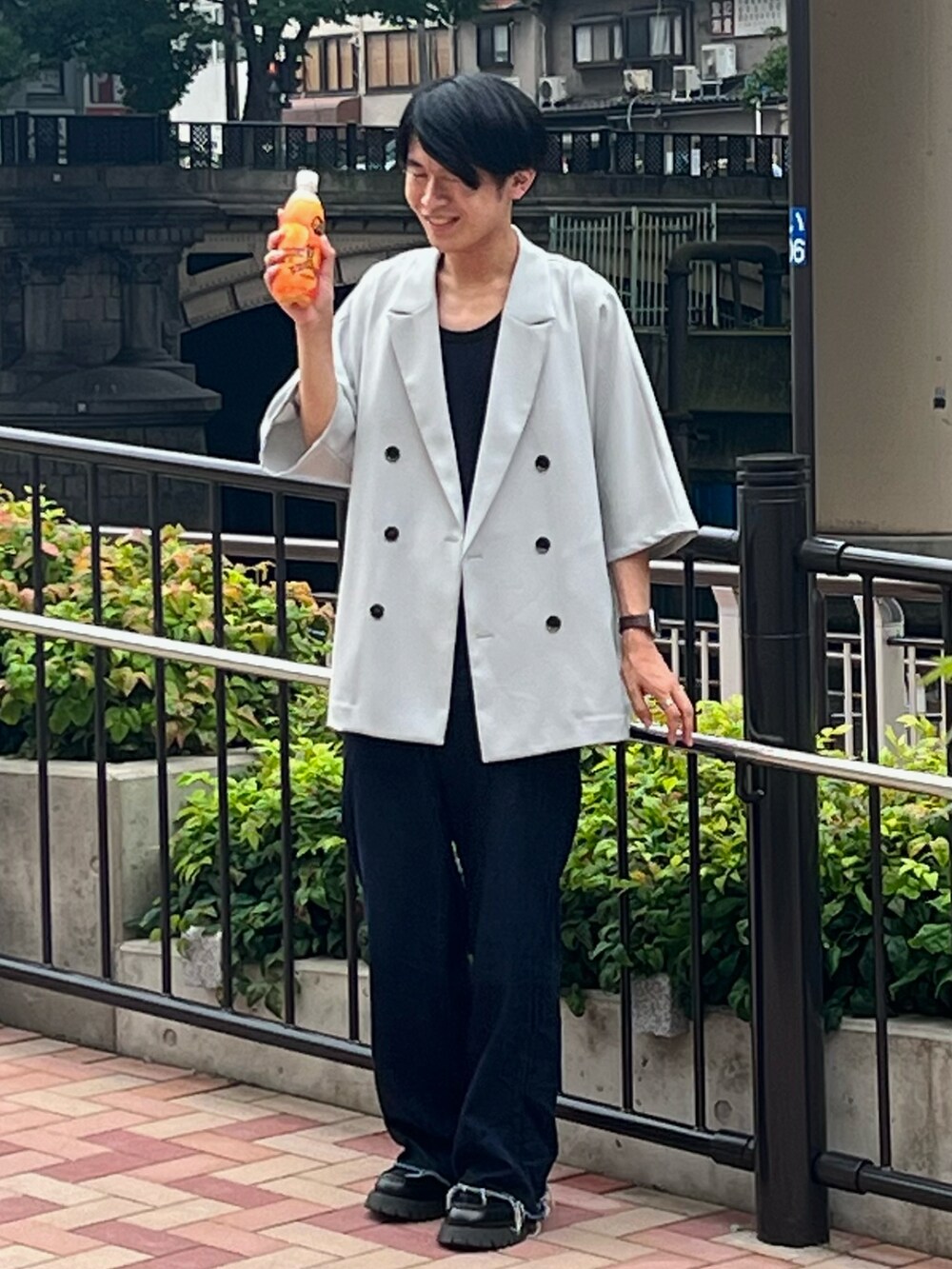 「夏コーデ、メンズコーデ、休日コーデ、デニムパンツ、デニムコーデ、きれいめカジュアル、テーラードジャケット、ワイドパンツ、ビッグシルエット、レイヤードスタイル、おでかけコーデ、夏、プチプラ、大人コーデ、大人カジュアル」｜「ONCILYのCUT OFF STRAIGHT DENIM PANTS / カットオフストレートデニムパンツ（デニムパンツ、ブルー系）」を使った、Shinさん（メンズ・178cm）の夏コーディネートの3枚目の写真