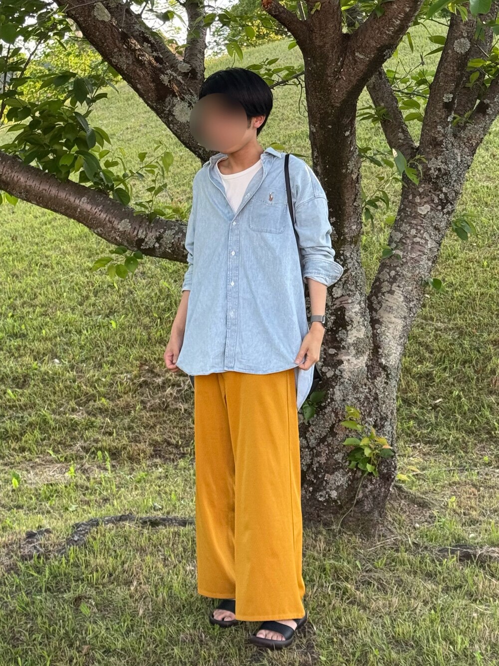 ブルー系のシャツ/ブラウス、イエロー系のその他パンツ、ブラック系のショルダーバッグを着用したメンズの夏コーディネートの3枚目の写真