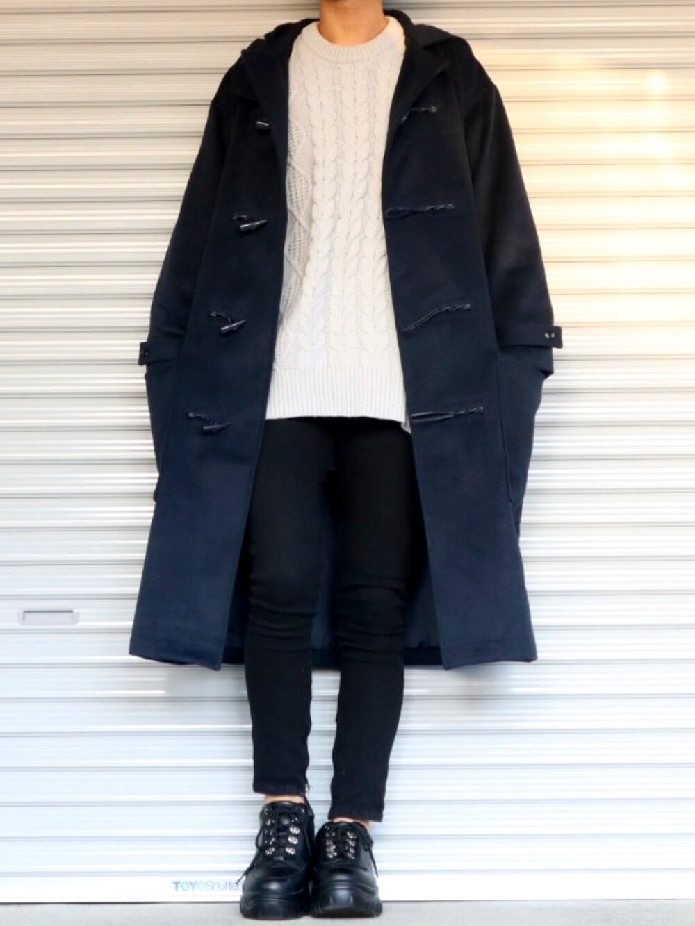 グレー系のニット/セーター、ブラック系のその他パンツ、ブラック系のスニーカーを着用したメンズの秋コーディネートの3枚目の写真