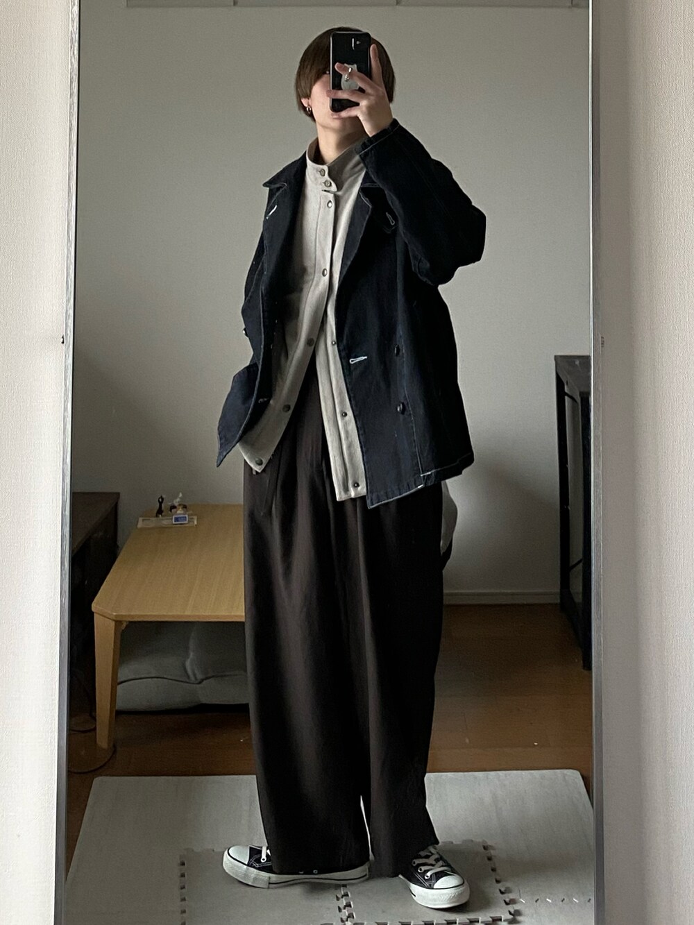 ブラック系のデニムジャケット、グリーン系のジャケット/アウター、ブラウン系のスラックスを着用したメンズの冬コーディネートの2枚目の写真