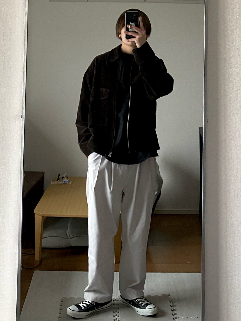 「オーバーサイズ、マフラー、ショートブルゾン、ワイドパンツ、バッグ、スニーカー、WYM、RUUBON、converse、niko and ...、epnok、ゆるコーデ、低身長、低身長コーデ」｜「epnokのタックオーバーロンT（Tシャツ/カットソー、ブラック系）」を使った、Rionさん（メンズ・165cm）の冬コーディネートの4枚目の写真