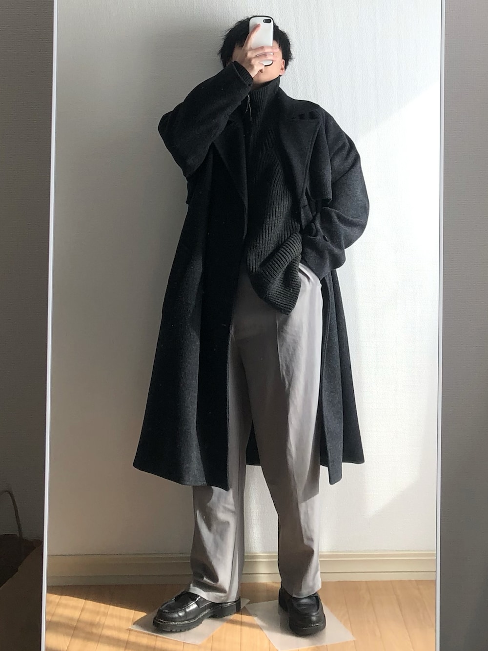 「春のおしゃ見えテクニック、春ファッション、春コーデ、コート、ドライバーズニット、スラックス、ワイドパンツ、ローファー、remer、モノトーン、低身長、低身長コーデ、モノトーンコーデ、春アウター、シンプル」｜「MONO-MARTのオーバーサイズ メルトンラグランスリーブロングトレンチコート（トレンチコート、グレー系）」を使った、Rionさん（メンズ・164cm）の春コーディネートの2枚目の写真
