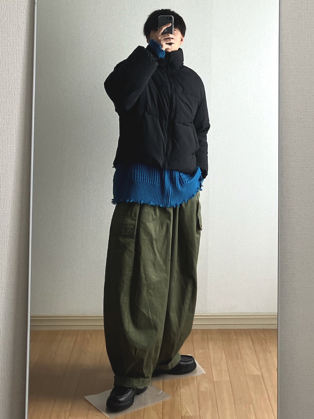「ダウンジャケット、ドライバーズニット、カーゴパンツ、ショート丈アウター、ニット、ワイドパンツ、ローファー、グリーン、ブルー、低身長、低身長コーデ、FEKETE、harvesty、カジュアルコーデ、古着男子」｜「HARVESTYのHARVESTY / ハーベスティ CIRCUS CARGO PANTS（カーゴパンツ、グリーン系）」を使った、Rionさん（メンズ・164cm）の冬コーディネートの4枚目の写真