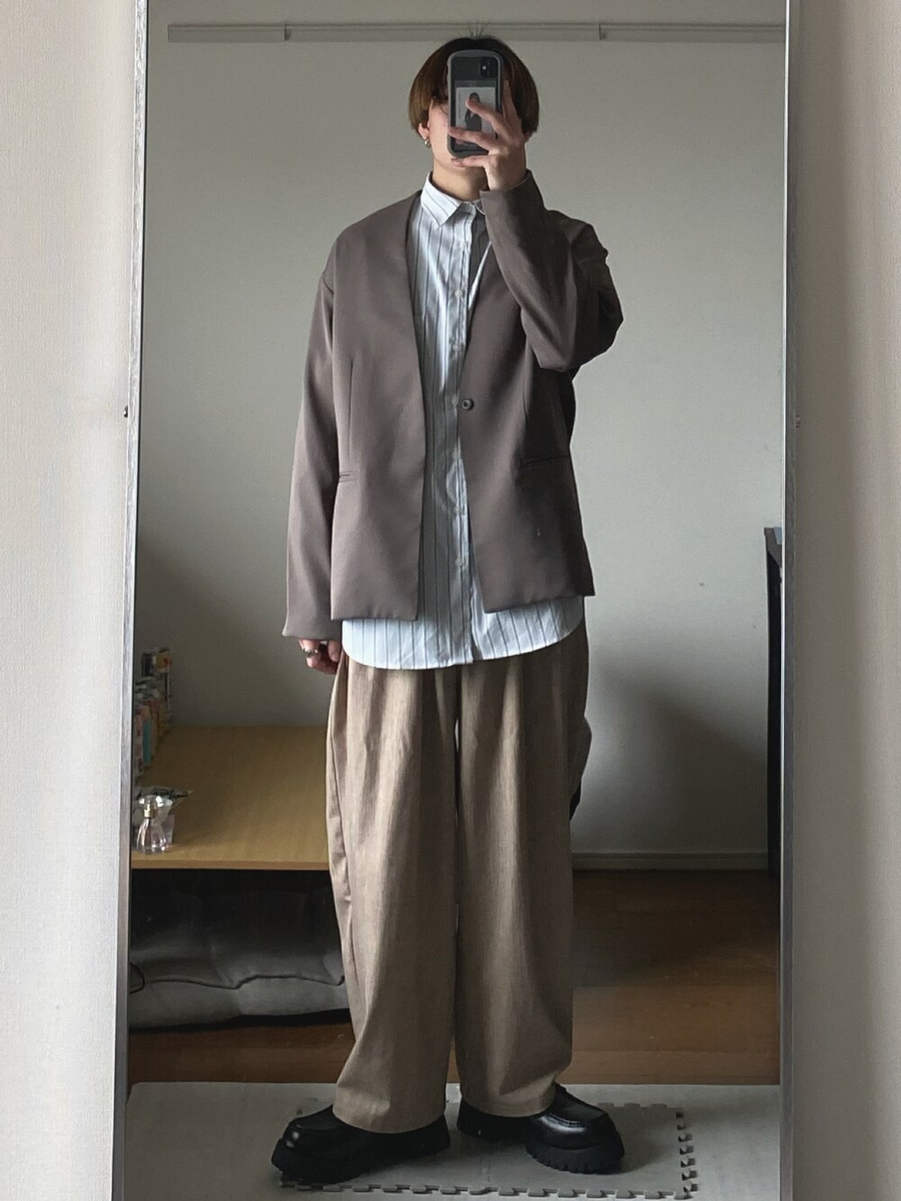 「WYM、epnok、remer、ノーカラージャケット、ストライプシャツ、ワイドパンツ、革靴、キレイめ、春コーデ、プチプラ、シンプルコーデ、低身長、低身長コーデ」｜「shiki tokyoのHigh sole volume loafers  / ハイソールボリュームローファー（ローファー、ブラック系）」を使った、Rionさん（メンズ・165cm）の冬コーディネートの3枚目の写真