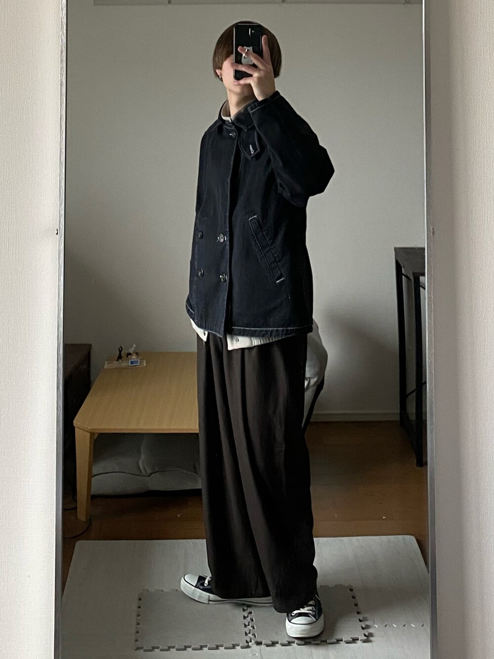 ブラック系のデニムジャケット、グリーン系のジャケット/アウター、ブラウン系のスラックスを着用したメンズの冬コーディネートの4枚目の写真