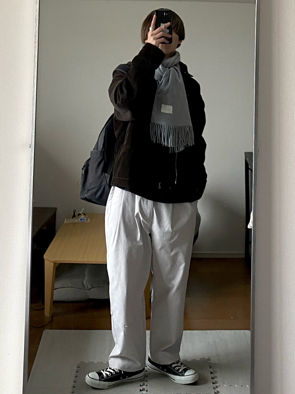 「オーバーサイズ、マフラー、ショートブルゾン、ワイドパンツ、バッグ、スニーカー、WYM、RUUBON、converse、niko and ...、epnok、ゆるコーデ、低身長、低身長コーデ」｜「epnokのタックオーバーロンT（Tシャツ/カットソー、ブラック系）」を使った、Rionさん（メンズ・165cm）の冬コーディネートの3枚目の写真