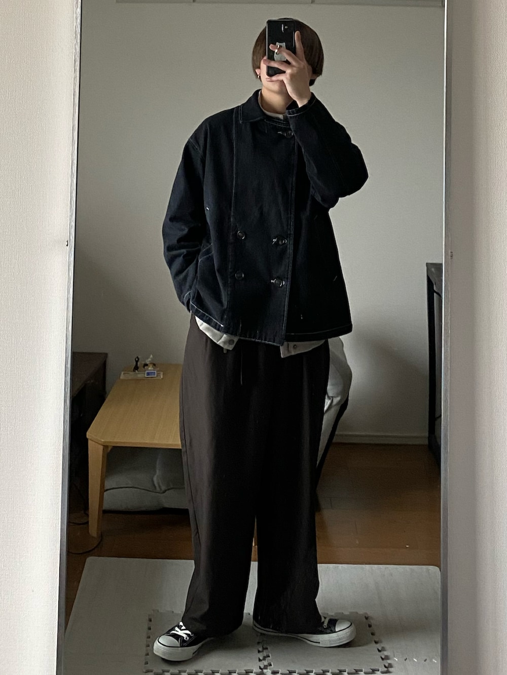 ブラック系のデニムジャケット、グリーン系のジャケット/アウター、ブラウン系のスラックスを着用したメンズの冬コーディネートの3枚目の写真