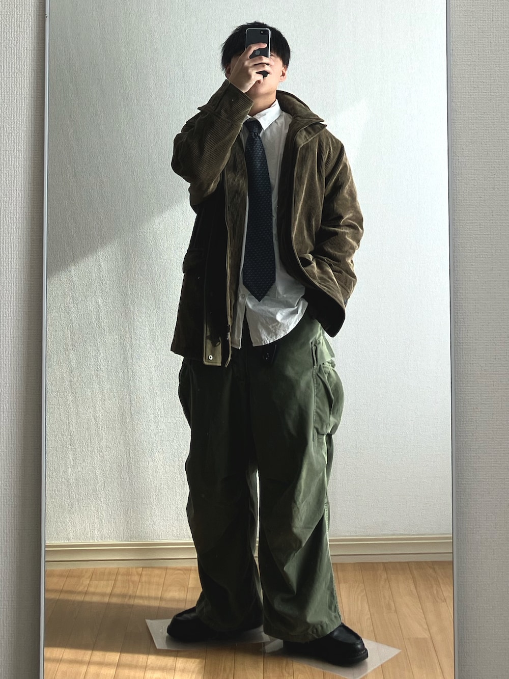 「シャツ、ネクタイ、ミドル丈、カーゴパンツ、RUUBON、M51、コーデュロイ、ローファー、ブラウン、グリーン、低身長、低身長コーデ、アースカラー、大人カジュアル、冬コーデ」｜「prokedsのアイテム（ジャケット/アウター、ブラウン系）」を使った、Rionさん（メンズ・164cm）の冬コーディネートの2枚目の写真