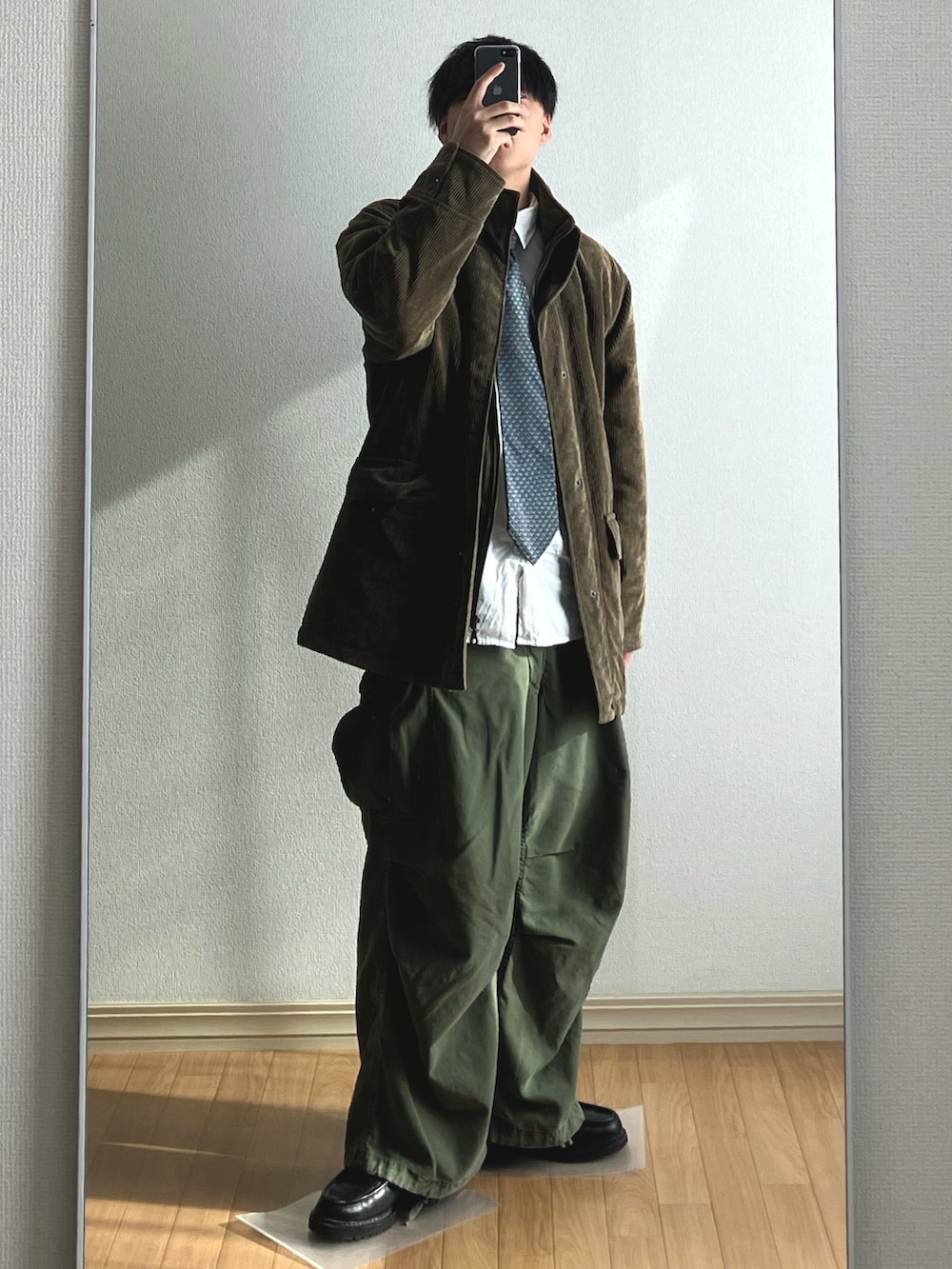 「シャツ、ネクタイ、ミドル丈、カーゴパンツ、RUUBON、M51、コーデュロイ、ローファー、ブラウン、グリーン、低身長、低身長コーデ、アースカラー、大人カジュアル、冬コーデ」｜「prokedsのアイテム（ジャケット/アウター、ブラウン系）」を使った、Rionさん（メンズ・164cm）の冬コーディネートの3枚目の写真