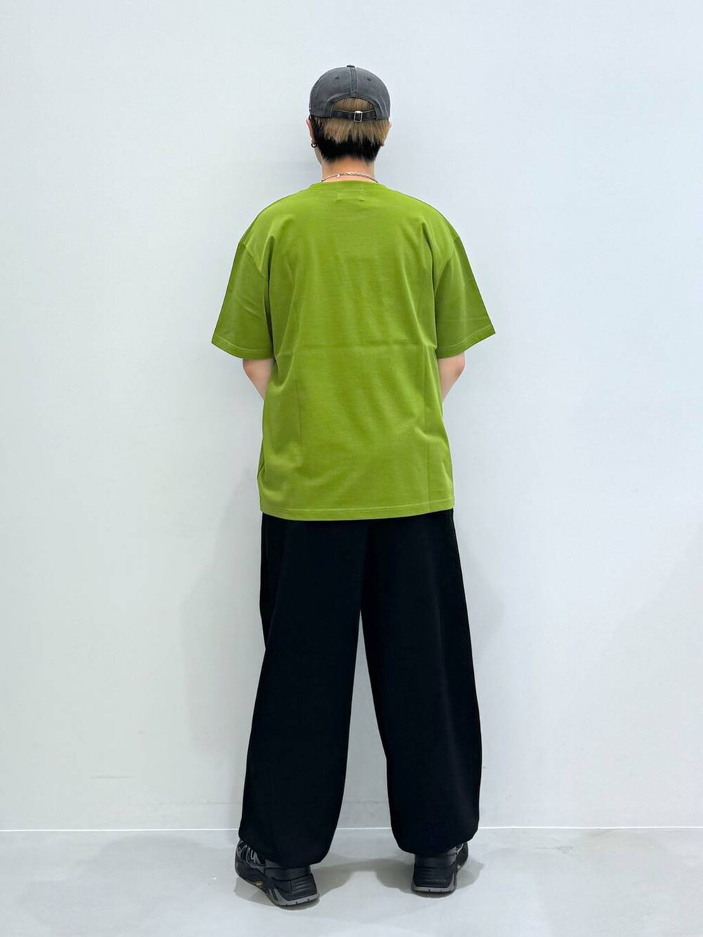 ブラック系のスウェットパンツ、グリーン系のTシャツ/カットソー、グレー系のキャップを着用したメンズの夏コーディネートの4枚目の写真