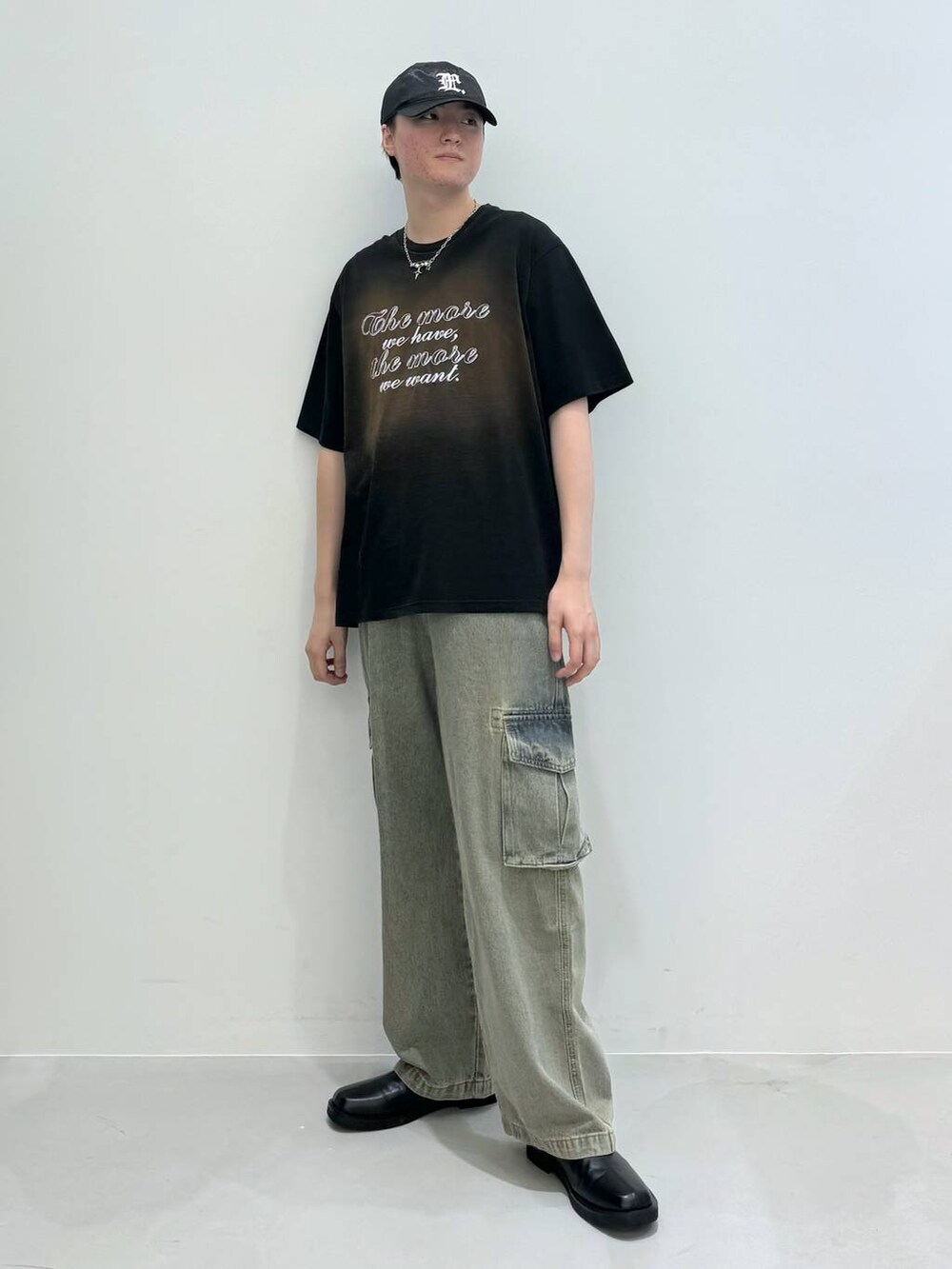 ブラック系のブーツ、ブルー系のデニムパンツ、ブラック系のTシャツ/カットソーを着用したメンズの夏コーディネートの3枚目の写真