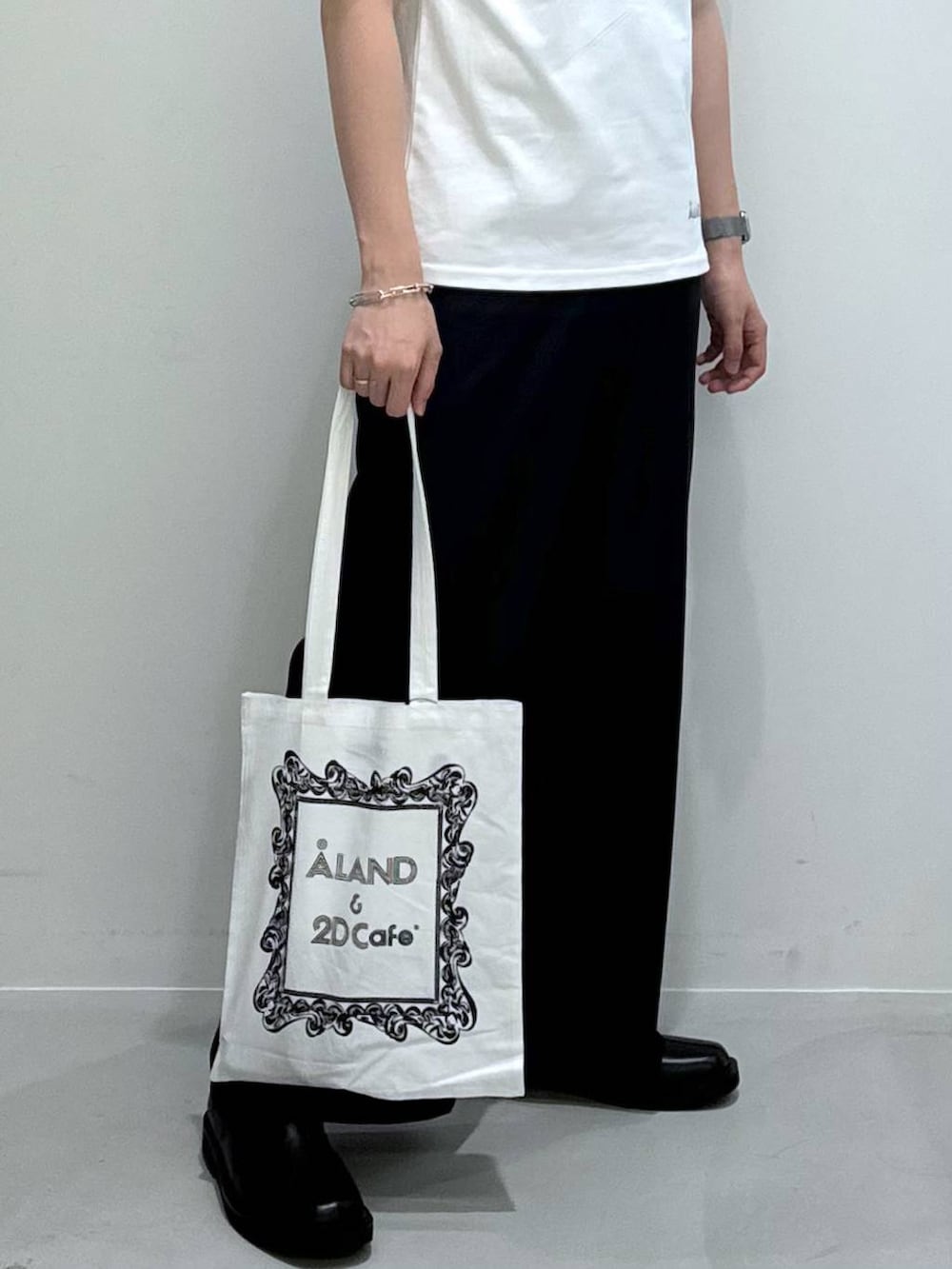「韓国系、ユニセックス、韓国ファッション、夏コーデ、この夏の推しアイテム、ALAND、キャップ、Tシャツ、パンツ、スラックス、ワイドパンツ、ブーツ、バッグ、トートバッグ」｜「3.3 Field Trip の3.3 Field Trip／サイドジップブーツ 2103658（ブーツ、ブラック系）」を使った、Rikutoさん（メンズ・178cm）の夏コーディネートの7枚目の写真