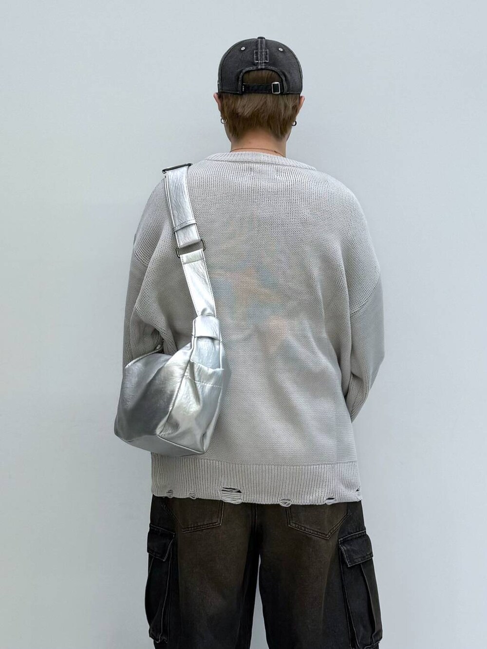 ブラック系のブーツ、ブラック系のデニムパンツ、その他のショルダーバッグを着用したメンズの秋コーディネートの5枚目の写真