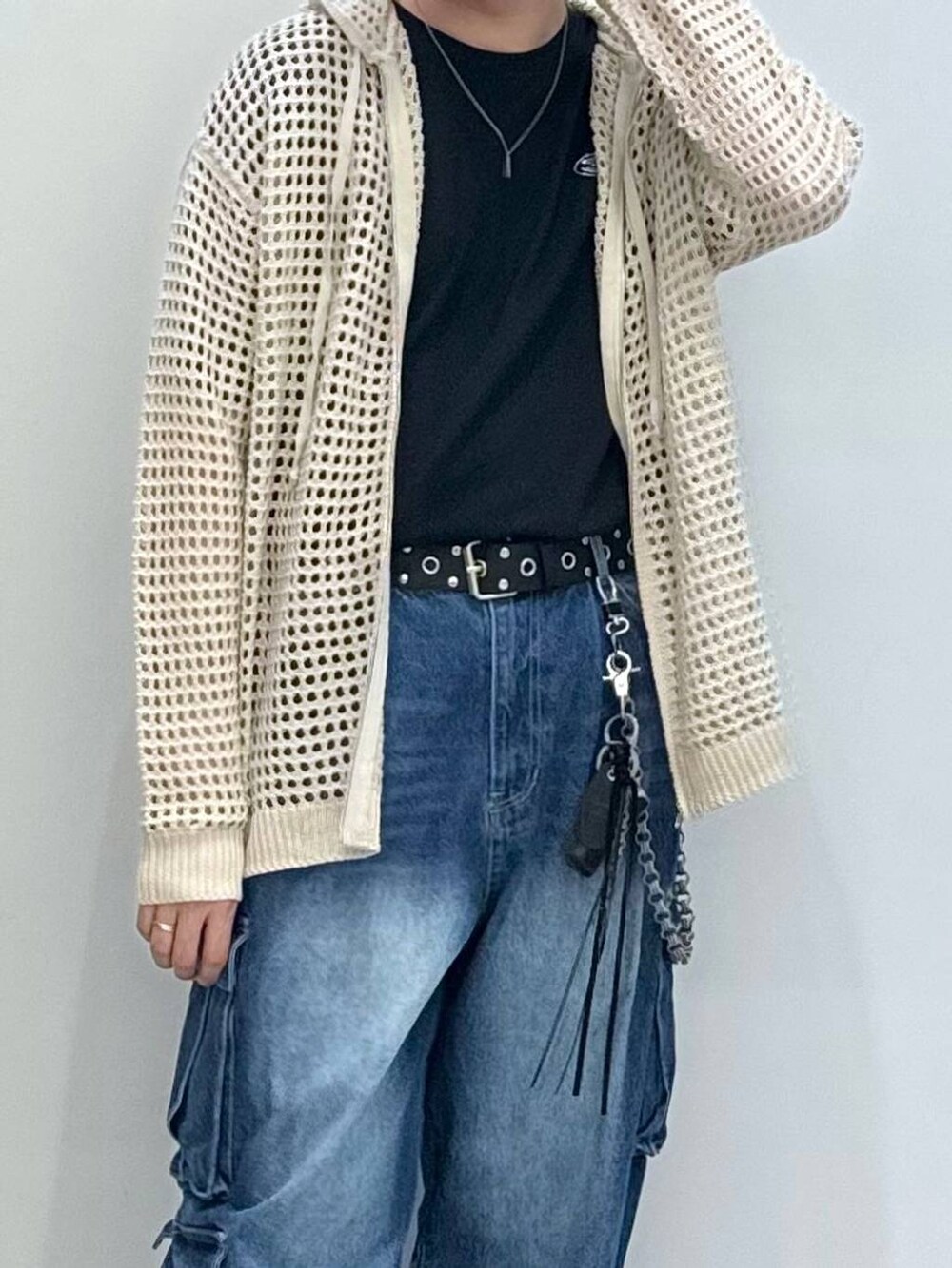 ブラック系のブーツ、ブラック系のTシャツ/カットソー、ブルー系のデニムパンツを着用したメンズの秋コーディネートの4枚目の写真