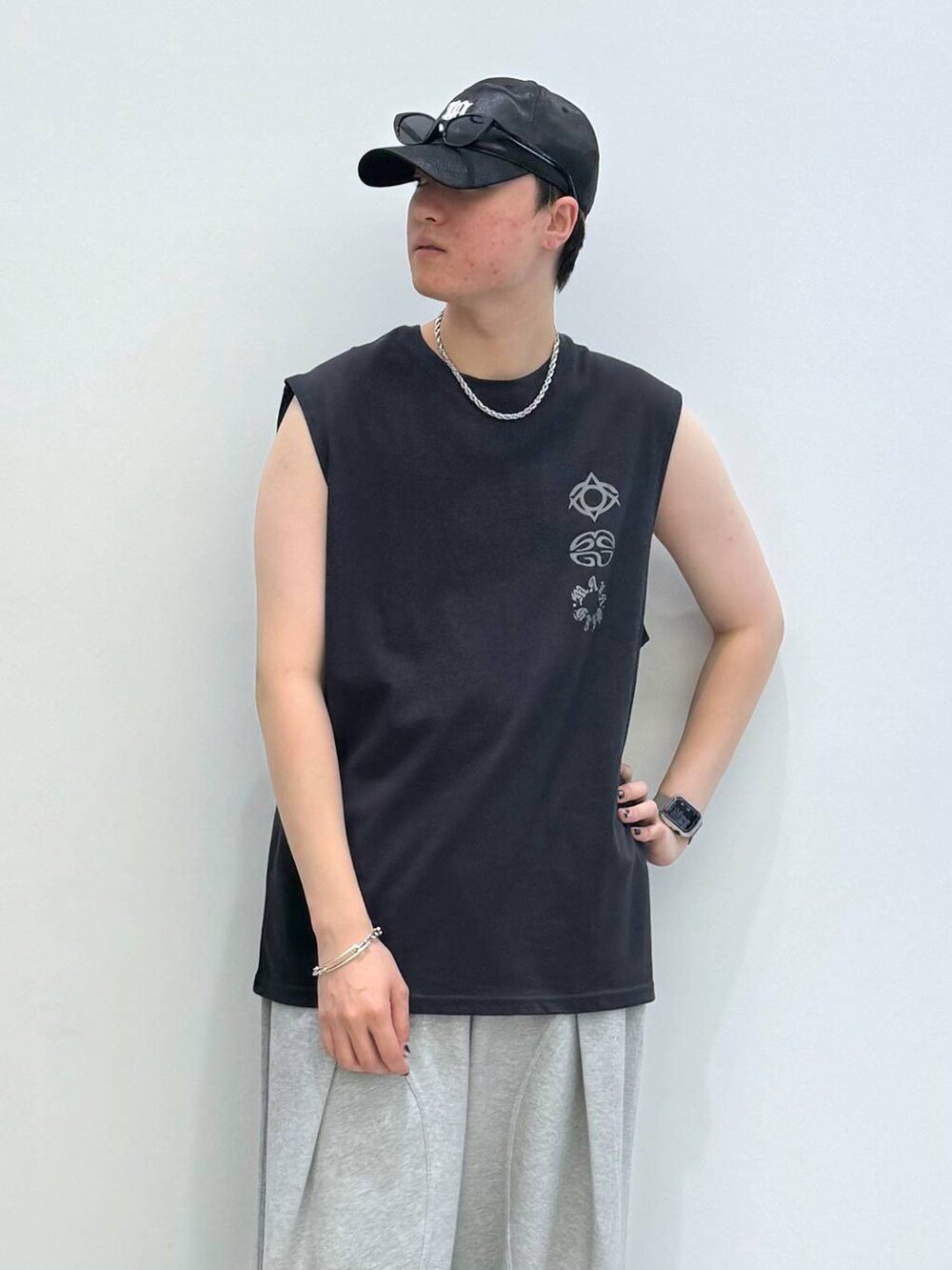 「韓国系、ストリート、ユニセックス、韓国ファッション、この夏の推しアイテム、夏コーデ、ALAND、キャップ、サングラス、タンクトップ、オーバーサイズ、ワイドパンツ、パンツ、スウェット、スウェットパンツ」｜「3.3 Field Trip の3.3 Field Trip／ピンタックパンツ（スウェットパンツ、グレー系）」を使った、Rikutoさん（メンズ・178cm）の夏コーディネートの2枚目の写真