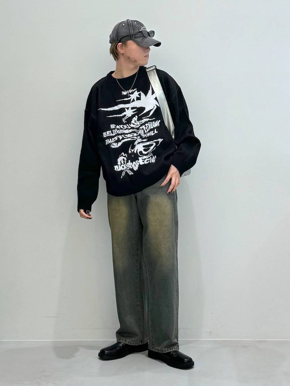 ブラック系のブーツ、その他のショルダーバッグ、ブルー系のデニムパンツを着用したメンズの秋コーディネートの3枚目の写真