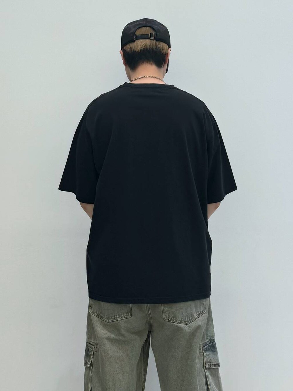 ブラック系のブーツ、ブルー系のデニムパンツ、ブラック系のTシャツ/カットソーを着用したメンズの夏コーディネートの5枚目の写真