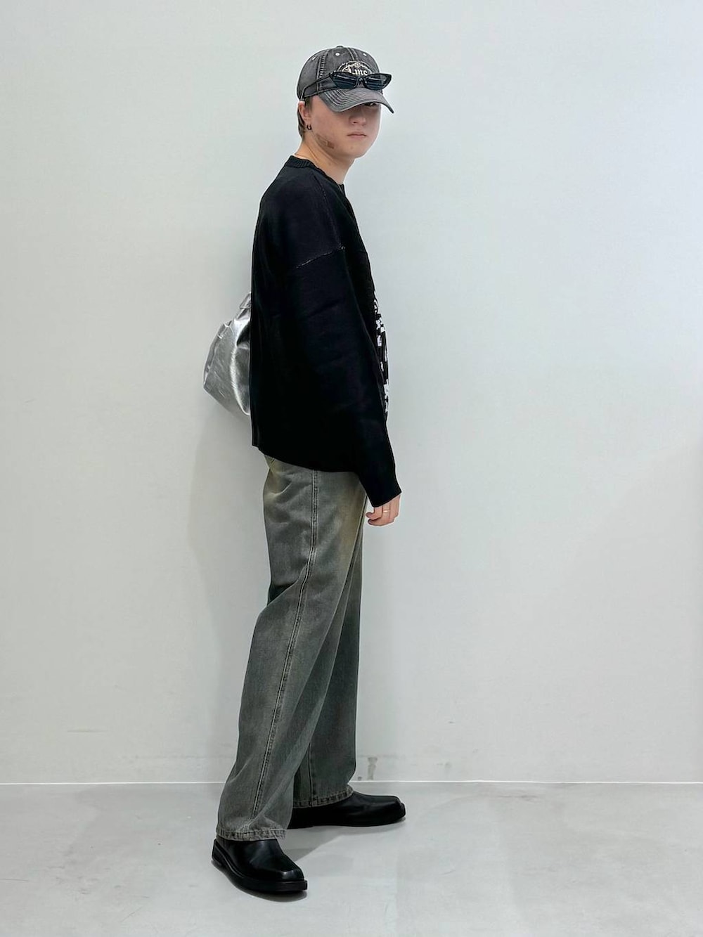 ブラック系のブーツ、その他のショルダーバッグ、ブルー系のデニムパンツを着用したメンズの秋コーディネートの7枚目の写真