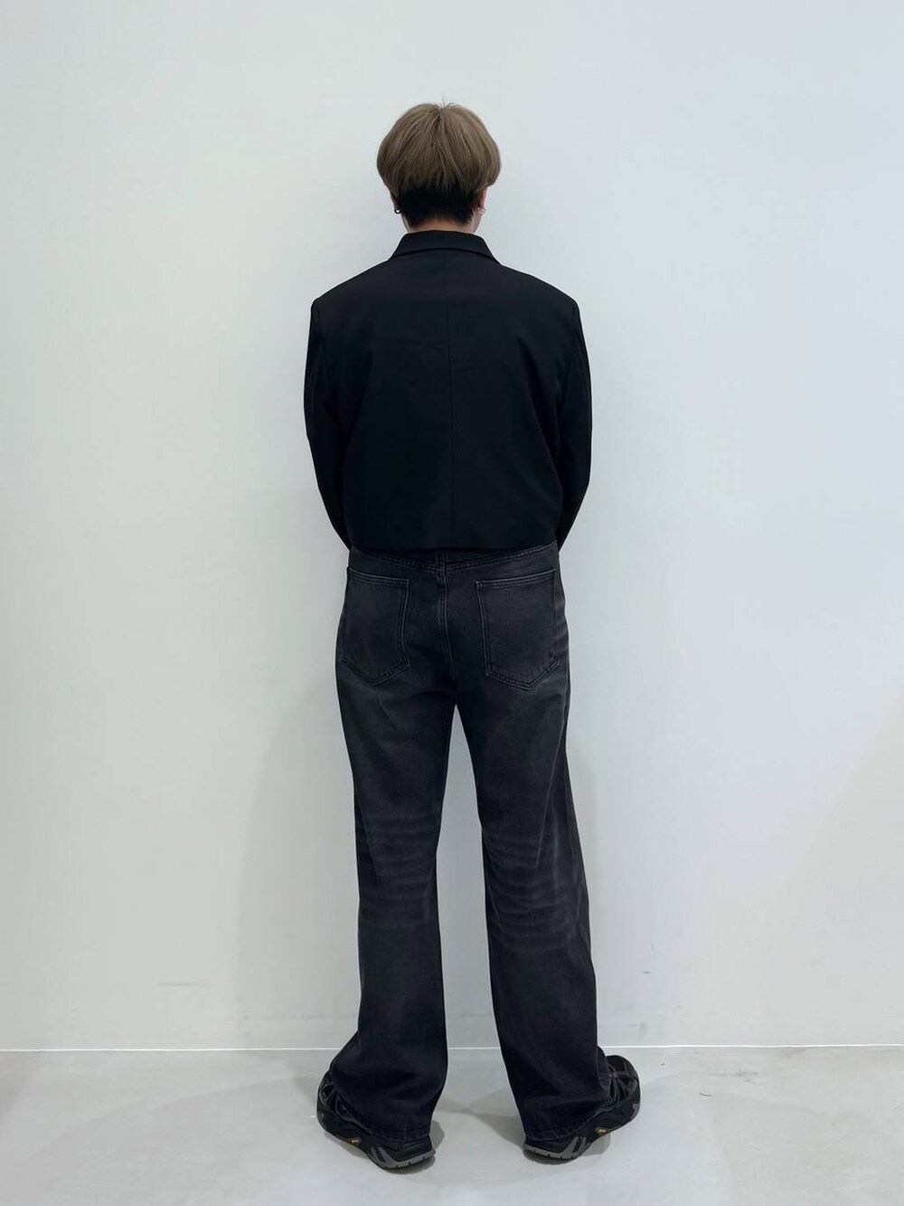 ブラック系のTシャツ/カットソー、ブラック系のテーラードジャケット、ブラック系のデニムパンツを着用したメンズの春コーディネートの4枚目の写真