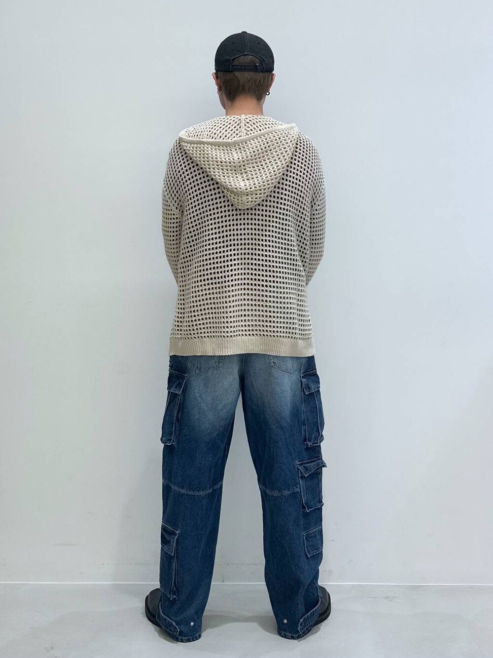ブラック系のブーツ、ブラック系のTシャツ/カットソー、ブルー系のデニムパンツを着用したメンズの秋コーディネートの6枚目の写真