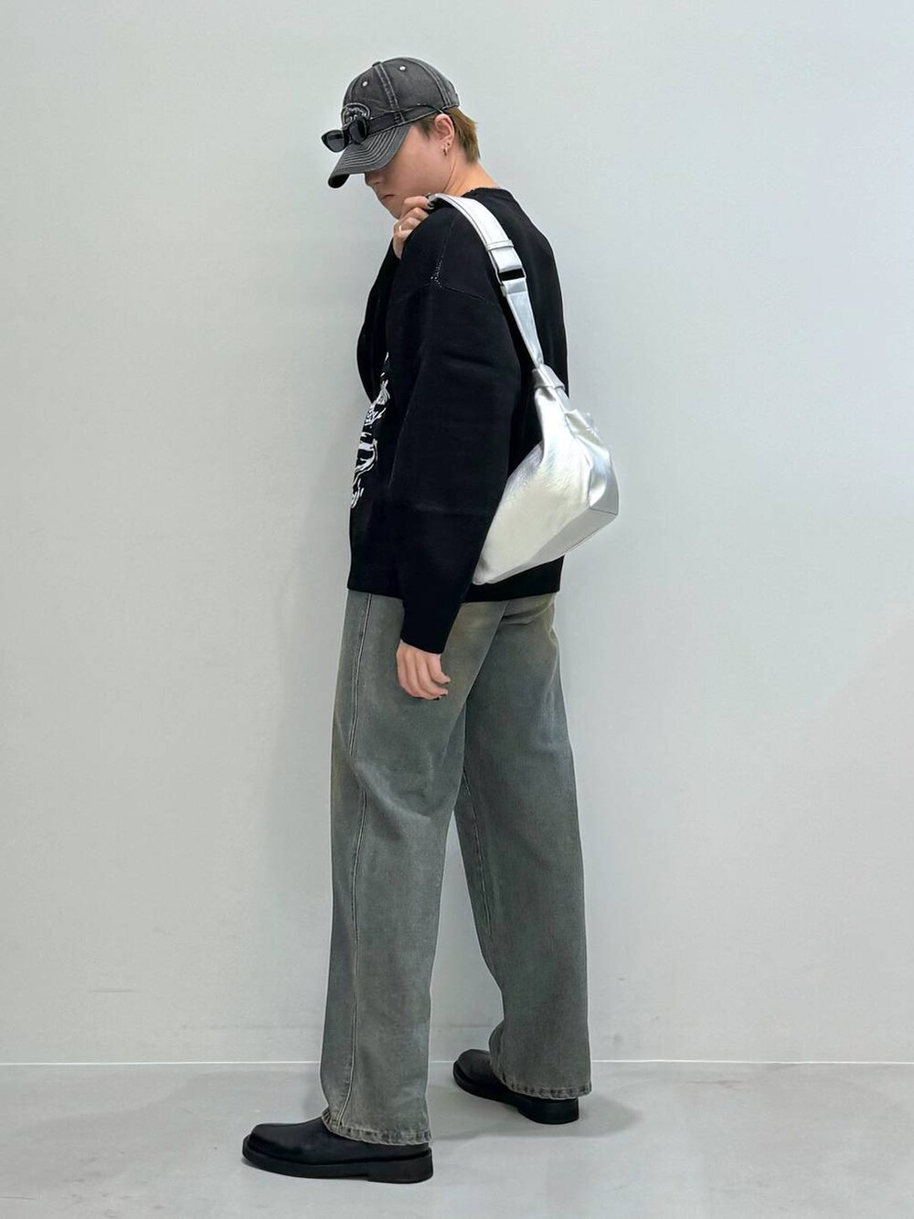 ブラック系のブーツ、その他のショルダーバッグ、ブルー系のデニムパンツを着用したメンズの秋コーディネートの4枚目の写真